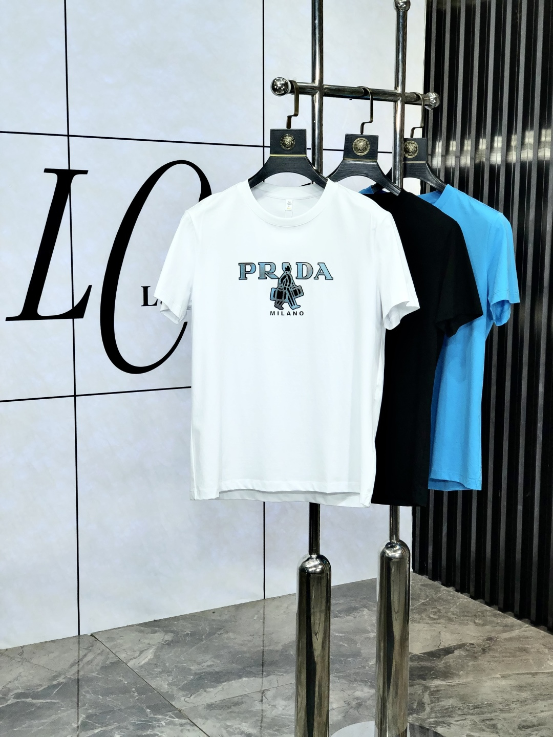 NO:449537,.Prada.2025 Spring and Summer SS mercerated round neck T-shirt #Selected imported fixed mercerated pure cotton fabric. Its fiber length is longer, softer, tougher, and stronger color fastness. Therefore, products made of Egyptian cotton are more wear-resistant and larger, reducing the situation of conventional cotton wool and pilling. 5 This means that even if you have been using it for many years, it will be newer than conventional cotton cloth in terms of color and fabric. The texture is also dense and delicate, soft, broad and stylish, breathable and comfortable. And after technological merceration, the fabric has the characteristics of soft, smooth, no damage, strong wear-resistant, no ironing, and small shrinkage. The weight is about 190. It is a thickness that is very suitable for summer wear. It has good elasticity, better shrinkage, durability, wash-resistant, wrinkle-resistant, wear-resistant, and has a good drooping feeling on the upper body, and is not easy to deform!  It's even less likely to fade!  In addition, the front chest brand elements decorate the chest logo, and still maintain its own exquisite, elegant, fashionable and vibrant route. The double-line car splicing process is the T-shirt is more reliable and durable. The neckline and cuffs are spliced ​​with 65s double mercerated cotton knitted rib splicing. After high-temperature ironing and shaping, it is difficult to deform and not easy to slant after wearing it for a long time. The overall simple and elegant, fully displaying the fabric material, fully reflecting the brand's low-key and restrained temperament, the overall simplification is made of traditional, without too many fancy designs, and the whole body shows the charm of an elegant gentleman!  !  !  Size M-XXXL.m wear 175/130, prada,tees, t-shirt,alexander wang19860909.普拉达.2025春夏SS丝光处理圆领T恤#精选进口定织丝光纯棉面料,它的纤维长度更长莄柔,强韧度更高,色牢度也更强,所以用埃及棉做出来的产品,w更耐磨也更大的降低了常规棉布起毛起球的情况,5这就意味着即使你沿用多年,不论色彩还是面料方面都会比常规的棉布更显新.质地也密实细腻,柔软挺阔有型、透气舒适.并且经过科技丝光处理后,织物具有手感柔软、滑爽、不损坏强力、耐磨不需熨烫、缩水率小的特点,克重在190左右,属于夏天穿着非常适合的一个厚度,拥有很好的回弹性,更好的收缩性,耐久耐洗,抗皱耐磨,上身垂感好,不易变形！更不易褪色！ 除此之外,前胸品牌元素装饰胸标,依旧保持着自己精致优雅时尚活力的路线,双线冚车拼接工艺,T恤更加牢靠耐穿,领口和袖口均采用65s双丝光棉针织罗纹拼接,经过了高温压烫定型工艺,久穿不易变形不易起边. 整体朴素优雅,充分展现面料材质,完全体现了品牌低调内敛的气质,整体化简为繁,没有过多花哨的设计,通体显露着高雅绅士的魅力气质！！！ 尺码M-XXXL.m穿175/130,,prada,tees，t-shirt,alexander wang,Men's clothing