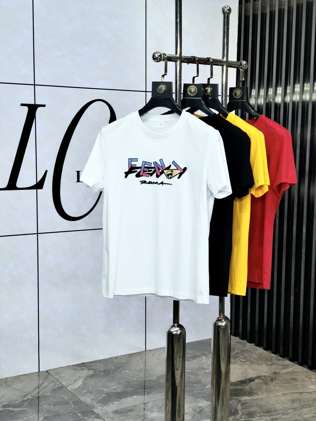 NO:449544,.Fendi.2025 Spring and Summer SS mercerated round neck T-shirt #Selected imported fixed woven mercerated pure cotton fabric. Its fiber length is longer, softer, tougher, and stronger color fastness. Therefore, the products made of Egyptian cotton are more wear-resistant and larger, reducing the situation of conventional cotton wool and pilling. 5 This means that even if you have been using it for many years, it will be newer than conventional cotton cloth in terms of color and fabric. The texture is also dense and delicate, soft, broad and stylish, breathable and comfortable. And after technological merceration, the fabric has the characteristics of soft, smooth, no damage, strong wear-resistant, no ironing, and small shrinkage. The weight is around 190. It is a thickness that is very suitable for summer wear. It has good elasticity, better shrinkage, durability, wash-resistant, wrinkle-resistant, wear-resistant, and has a good drooping feeling on the upper body, and is not easy to deform!  It's even less likely to fade!  In addition, the front chest brand elements decorate the chest logo, and still maintain its own exquisite, elegant, fashionable and vibrant route. The double-line car splicing process is the T-shirt is more reliable and durable. The neckline and cuffs are spliced ​​with 65s double mercerated cotton knitted rib splicing. After high-temperature ironing and shaping, it is difficult to deform and not easy to slant after wearing it for a long time. The overall simple and elegant, fully displaying the fabric material, fully reflecting the brand's low-key and restrained temperament, the overall simplification is made of traditional, without too many fancy designs, and the whole body shows the charm of an elegant gentleman!  !  !  Size M-XXXL.m wear 175/130, fendi,tees,t-shirt,alexander wang19860909.芬迪.2025春夏SS丝光圆领T恤#精选进口定织丝光纯棉面料,它的纤维长度更长莄柔,强韧度更高,色牢度也更强,所以用埃及棉做出来的产品,w更耐磨也更大的降低了常规棉布起毛起球的情况,5这就意味着即使你沿用多年,不论色彩还是面料方面都会比常规的棉布更显新.质地也密实细腻,柔软挺阔有型、透气舒适.并且经过科技丝光处理后,织物具有手感柔软、滑爽、不损坏强力、耐磨不需熨烫、缩水率小的特点,克重在190左右,属于夏天穿着非常适合的一个厚度,拥有很好的回弹性,更好的收缩性,耐久耐洗,抗皱耐磨,上身垂感好,不易变形！更不易褪色！ 除此之外,前胸品牌元素装饰胸标,依旧保持着自己精致优雅时尚活力的路线,双线冚车拼接工艺,T恤更加牢靠耐穿,领口和袖口均采用65s双丝光棉针织罗纹拼接,经过了高温压烫定型工艺,久穿不易变形不易起边. 整体朴素优雅,充分展现面料材质,完全体现了品牌低调内敛的气质,整体化简为繁,没有过多花哨的设计,通体显露着高雅绅士的魅力气质！！！ 尺码M-XXXL.m穿175/130,,fendi,tees，t-shirt,alexander wang,Men's clothing