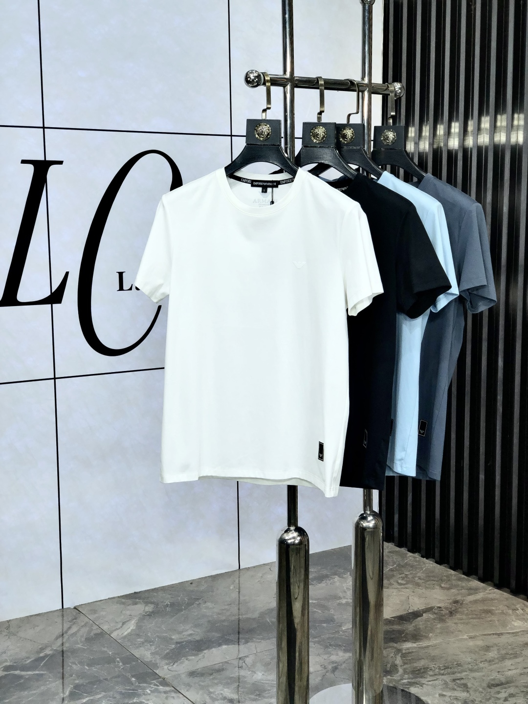 NO:449550,.Amani.2025 Spring and Summer SS mercerated round neck T-shirt #Selected imported fixed woven mercerated pure cotton fabric. Its fiber length is longer, softer, tougher, and stronger color fastness. Therefore, products made of Egyptian cotton are more wear-resistant and larger, reducing the situation of conventional cotton wool and pilling. 5 This means that even if you have been using it for many years, it will be newer than conventional cotton cloth in terms of color and fabric. The texture is also dense and delicate, soft, broad and stylish, breathable and comfortable. And after technological merceration, the fabric has the characteristics of soft, smooth, no damage, strong wear-resistant, no ironing, and small shrinkage. The weight is around 190. It is a thickness that is very suitable for summer wear. It has good elasticity, better shrinkage, durability, wrinkle and wear resistance, good drooping on the upper body, and is not easy to deform!  It's even less likely to fade!  In addition, the front chest brand elements decorate the chest logo, and still maintain its own exquisite, elegant, fashionable and vibrant route. The double-line car splicing process is the T-shirt is more reliable and durable. The neckline and cuffs are spliced ​​with 65s double mercerated cotton knitted rib splicing. After high-temperature ironing and shaping, it is difficult to deform and not easy to slant after wearing it for a long time. The overall simple and elegant, fully displaying the fabric material, fully reflecting the brand's low-key and restrained temperament, the overall simplification is made of traditional, without too many fancy designs, and the whole body shows the charm of an elegant gentleman!  !  !  Size M-XXXL.m wear 175/130, Armani,tees, t-shirt,alexander wang19860909.阿玛尼.2025春夏SS丝光圆领T恤#精选进口定织丝光纯棉面料,它的纤维长度更长莄柔,强韧度更高,色牢度也更强,所以用埃及棉做出来的产品,w更耐磨也更大的降低了常规棉布起毛起球的情况,5这就意味着即使你沿用多年,不论色彩还是面料方面都会比常规的棉布更显新.质地也密实细腻,柔软挺阔有型、透气舒适.并且经过科技丝光处理后,织物具有手感柔软、滑爽、不损坏强力、耐磨不需熨烫、缩水率小的特点,克重在190左右,属于夏天穿着非常适合的一个厚度,拥有很好的回弹性,更好的收缩性,耐久耐洗,抗皱耐磨,上身垂感好,不易变形！更不易褪色！ 除此之外,前胸品牌元素装饰胸标,依旧保持着自己精致优雅时尚活力的路线,双线冚车拼接工艺,T恤更加牢靠耐穿,领口和袖口均采用65s双丝光棉针织罗纹拼接,经过了高温压烫定型工艺,久穿不易变形不易起边. 整体朴素优雅,充分展现面料材质,完全体现了品牌低调内敛的气质,整体化简为繁,没有过多花哨的设计,通体显露着高雅绅士的魅力气质！！！ 尺码M-XXXL.m穿175/130,,armani,tees，t-shirt,alexander wang,Men's clothing