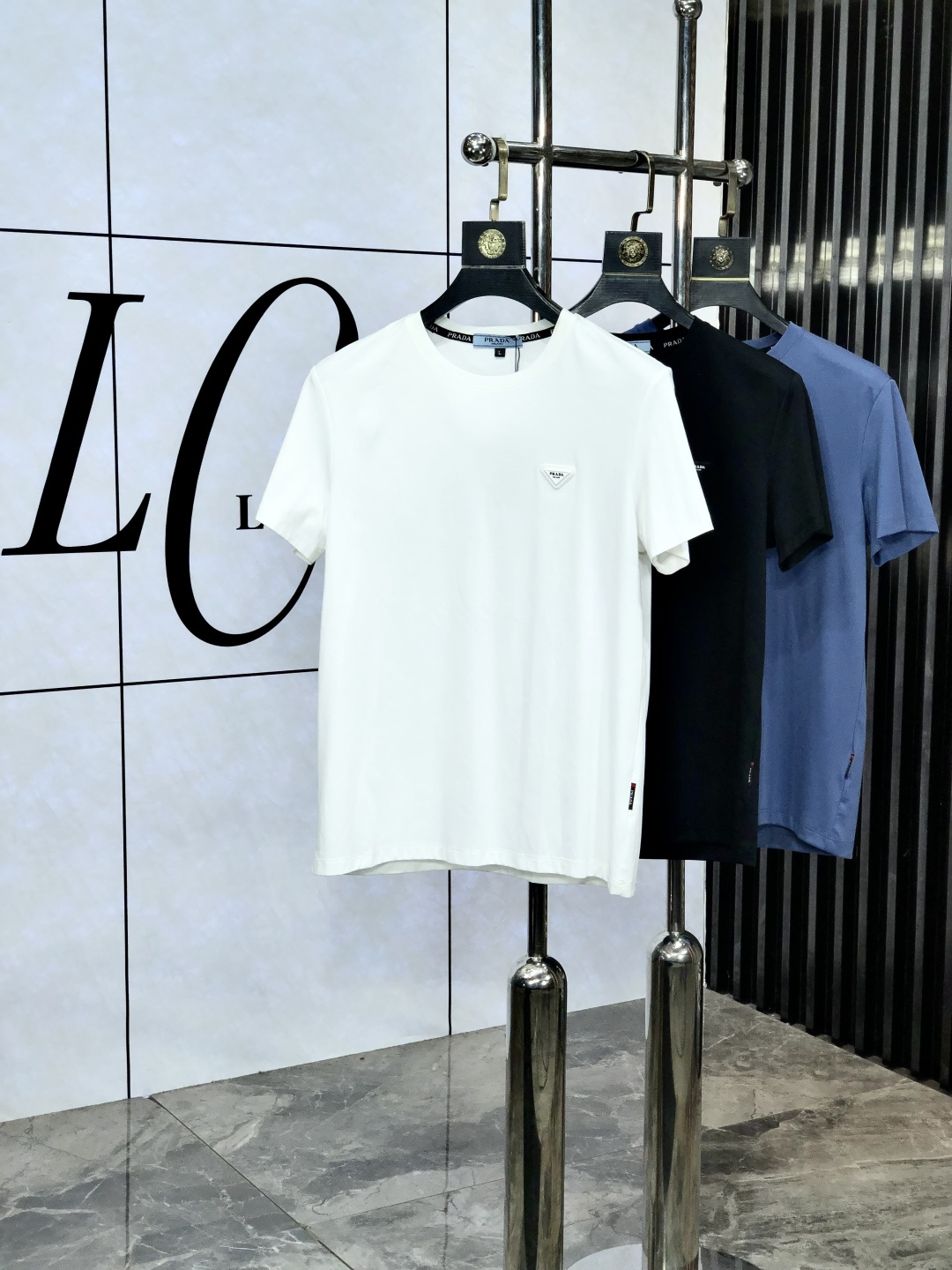 NO:449556,.Prada.2025 Spring and Summer SS mercerated round neck T-shirt #Selected imported fixed woven mercerated pure cotton fabric. Its fiber length is longer, softer, tougher, and stronger color fastness. Therefore, the products made of Egyptian cotton are more wear-resistant and larger, reducing the situation of conventional cotton wool and pilling. 5 This means that even if you have been using it for many years, it will be newer than conventional cotton cloth in terms of color and fabric. The texture is also dense and delicate, soft, broad and stylish, breathable and comfortable. And after technological merceration, the fabric has the characteristics of soft, smooth, no damage, strong wear-resistant, no ironing, and small shrinkage. The weight is around 190. It is a thickness that is very suitable for summer wear. It has good elasticity, better shrinkage, durability, wash-resistant, wrinkle-resistant, wear-resistant, and has a good drooping feeling on the upper body, and is not easy to deform!  It's even less likely to fade!  In addition, the front chest brand elements decorate the chest logo, and still maintain its own exquisite, elegant, fashionable and vibrant route. The double-line car splicing process is the T-shirt is more reliable and durable. The neckline and cuffs are spliced ​​with 65s double mercerated cotton knitted rib splicing. After high-temperature ironing and shaping, it is difficult to deform and not easy to slant after wearing it for a long time. The overall simple and elegant, fully displaying the fabric material, fully reflecting the brand's low-key and restrained temperament, the overall simplification is made of traditional, without too many fancy designs, and the whole body shows the charm of an elegant gentleman!  !  !  Size M-XXXL.m wear 175/130, prada,tees, t-shirt,alexander wang19860909.普拉达.2025春夏SS丝光圆领T恤#精选进口定织丝光纯棉面料,它的纤维长度更长莄柔,强韧度更高,色牢度也更强,所以用埃及棉做出来的产品,w更耐磨也更大的降低了常规棉布起毛起球的情况,5这就意味着即使你沿用多年,不论色彩还是面料方面都会比常规的棉布更显新.质地也密实细腻,柔软挺阔有型、透气舒适.并且经过科技丝光处理后,织物具有手感柔软、滑爽、不损坏强力、耐磨不需熨烫、缩水率小的特点,克重在190左右,属于夏天穿着非常适合的一个厚度,拥有很好的回弹性,更好的收缩性,耐久耐洗,抗皱耐磨,上身垂感好,不易变形！更不易褪色！ 除此之外,前胸品牌元素装饰胸标,依旧保持着自己精致优雅时尚活力的路线,双线冚车拼接工艺,T恤更加牢靠耐穿,领口和袖口均采用65s双丝光棉针织罗纹拼接,经过了高温压烫定型工艺,久穿不易变形不易起边. 整体朴素优雅,充分展现面料材质,完全体现了品牌低调内敛的气质,整体化简为繁,没有过多花哨的设计,通体显露着高雅绅士的魅力气质！！！ 尺码M-XXXL.m穿175/130,,prada,tees，t-shirt,alexander wang,Men's clothing