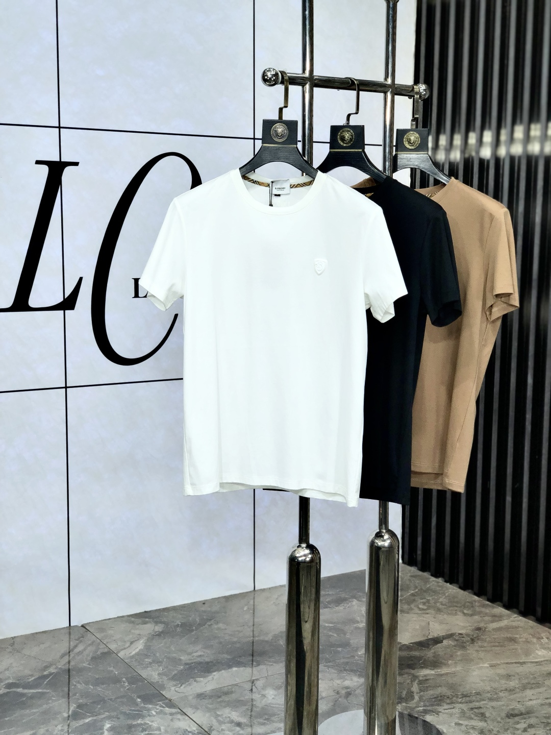 NO:449562,.Burberry.2025 Spring and Summer SS mercerated round neck T-shirt #Selected imported fixed woven mercerated pure cotton fabric. Its fiber length is longer, softer, tougher, and stronger color fastness. Therefore, the products made of Egyptian cotton are more wear-resistant and larger, reducing the situation of conventional cotton wool and pilling. 5 This means that even if you have been using it for many years, it will be newer than conventional cotton cloth in terms of color and fabric. The texture is also dense and delicate, soft, broad and stylish, breathable and comfortable. And after technological merceration, the fabric has the characteristics of soft, smooth, no damage, strong wear-resistant, no ironing, and small shrinkage. The weight is around 190. It is a thickness that is very suitable for summer wear. It has good elasticity, better shrinkage, durability, wash-resistant, wrinkle-resistant, wear-resistant, and has a good drooping feeling on the upper body, and is not easy to deform!  It's even less likely to fade!  In addition, the front chest brand elements decorate the chest logo, and still maintain its own exquisite, elegant, fashionable and vibrant route. The double-line car splicing process is the T-shirt is more reliable and durable. The neckline and cuffs are spliced ​​with 65s double mercerated cotton knitted rib splicing. After high-temperature ironing and shaping, it is difficult to deform and not easy to slant after wearing it for a long time. The overall simple and elegant, fully displaying the fabric material, fully reflecting the brand's low-key and restrained temperament, the overall simplification is made of traditional, without too many fancy designs, and the whole body shows the charm of an elegant gentleman!  !  !  Size M-XXXL.m wear 175/130, burberry,tees, t-shirt,alexander wang19860909.巴宝莉.2025春夏SS丝光圆领T恤#精选进口定织丝光纯棉面料,它的纤维长度更长莄柔,强韧度更高,色牢度也更强,所以用埃及棉做出来的产品,w更耐磨也更大的降低了常规棉布起毛起球的情况,5这就意味着即使你沿用多年,不论色彩还是面料方面都会比常规的棉布更显新.质地也密实细腻,柔软挺阔有型、透气舒适.并且经过科技丝光处理后,织物具有手感柔软、滑爽、不损坏强力、耐磨不需熨烫、缩水率小的特点,克重在190左右,属于夏天穿着非常适合的一个厚度,拥有很好的回弹性,更好的收缩性,耐久耐洗,抗皱耐磨,上身垂感好,不易变形！更不易褪色！ 除此之外,前胸品牌元素装饰胸标,依旧保持着自己精致优雅时尚活力的路线,双线冚车拼接工艺,T恤更加牢靠耐穿,领口和袖口均采用65s双丝光棉针织罗纹拼接,经过了高温压烫定型工艺,久穿不易变形不易起边. 整体朴素优雅,充分展现面料材质,完全体现了品牌低调内敛的气质,整体化简为繁,没有过多花哨的设计,通体显露着高雅绅士的魅力气质！！！ 尺码M-XXXL.m穿175/130,,burberry,tees，t-shirt,alexander wang,Men's clothing