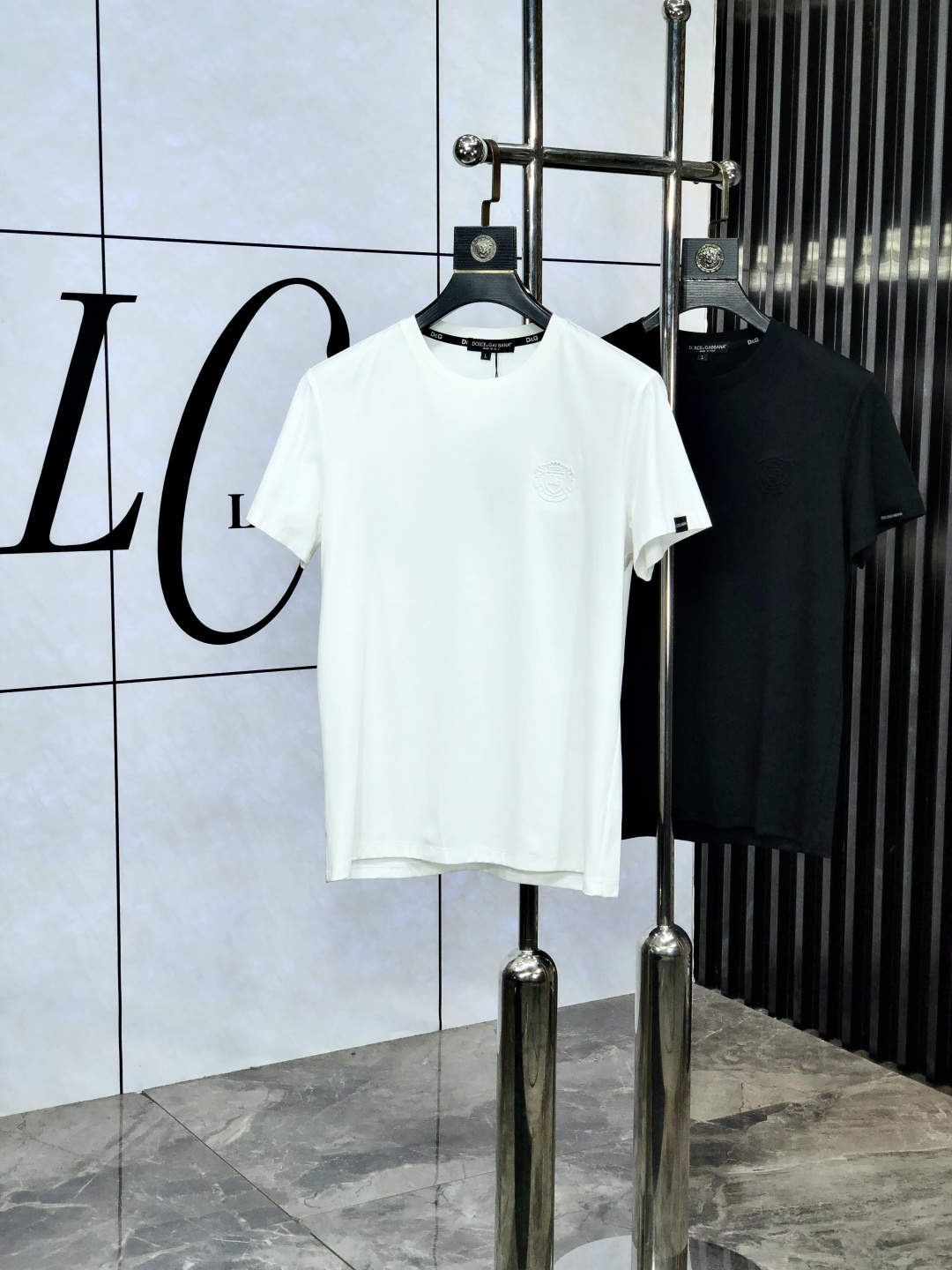 NO:449564,.D&G.2025 Spring and Summer SS Mercerated Round Neck T-shirt #Selected imported fixed woven mercerated pure cotton fabric. Its fiber length is longer, softer, tougher, and stronger color fastness. Therefore, products made of Egyptian cotton are more wear-resistant and larger, reducing the situation of conventional cotton wool and pilling. 5 This means that even if you have been using it for many years, both in color and fabric will be newer than conventional cotton. The texture is also dense and delicate, soft, broad and stylish, breathable and comfortable. And after technological merceration, the fabric has the characteristics of soft, smooth, no damage, strong wear-resistant, no ironing, and small shrinkage. The weight is around 190. It is a thickness that is very suitable for summer wear. It has good elasticity, better shrinkage, durability, wash-resistant, wrinkle-resistant, wear-resistant, and has a good drooping feeling on the upper body, and is not easy to deform!  It's even less likely to fade!  In addition, the front chest brand elements decorate the chest logo, and still maintain its own exquisite, elegant, fashionable and vibrant route. The double-line car splicing process is the T-shirt is more reliable and durable. The neckline and cuffs are spliced ​​with 65s double mercerated cotton knitted rib splicing. After high-temperature ironing and shaping, it is difficult to deform and not easy to slant after wearing it for a long time. The overall simple and elegant, fully displaying the fabric material, fully reflecting the brand's low-key and restrained temperament, the overall simplification is made of traditional, without too many fancy designs, and the whole body shows the charm of an elegant gentleman!  !  !  Size M-XXXL.m Wear 175/130, Dolce & Gabbana,tees, t-shirt, alexander wang19860909.D&G.2025春夏SS丝光圆领T恤#精选进口定织丝光纯棉面料,它的纤维长度更长莄柔,强韧度更高,色牢度也更强,所以用埃及棉做出来的产品,w更耐磨也更大的降低了常规棉布起毛起球的情况,5这就意味着即使你沿用多年,不论色彩还是面料方面都会比常规的棉布更显新.质地也密实细腻,柔软挺阔有型、透气舒适.并且经过科技丝光处理后,织物具有手感柔软、滑爽、不损坏强力、耐磨不需熨烫、缩水率小的特点,克重在190左右,属于夏天穿着非常适合的一个厚度,拥有很好的回弹性,更好的收缩性,耐久耐洗,抗皱耐磨,上身垂感好,不易变形！更不易褪色！ 除此之外,前胸品牌元素装饰胸标,依旧保持着自己精致优雅时尚活力的路线,双线冚车拼接工艺,T恤更加牢靠耐穿,领口和袖口均采用65s双丝光棉针织罗纹拼接,经过了高温压烫定型工艺,久穿不易变形不易起边. 整体朴素优雅,充分展现面料材质,完全体现了品牌低调内敛的气质,整体化简为繁,没有过多花哨的设计,通体显露着高雅绅士的魅力气质！！！ 尺码M-XXXL.m穿175/130,,Dolce&Gabbana,tees，t-shirt,alexander wang,Men's clothing