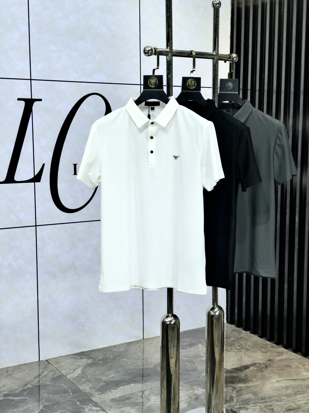 NO:449569,.Prada.ss25 spring and summer new lapel POLO shirt, high-quality pearl ground ice silk cotton material, elegant and luxurious brand style, customer-supplied imported fabric 5 shirts are also smooth and crisp, and are also anti-wrinkle and pilling, and are extremely comfortable to wear with close body. 175/130, prada,shirts,alexander wang19860909.普拉达.ss25春夏新款翻领POLO衫 高品质珠地冰丝棉材质 雍容华贵的品牌风格,w客供进口面料 5做出来的衬衫也是版型垂顺挺括,并且还抗皱抗起球,贴身穿着也是极为舒适 码数M-XXXL.m穿175/130,,prada,shirts,alexander wang,Men's clothing