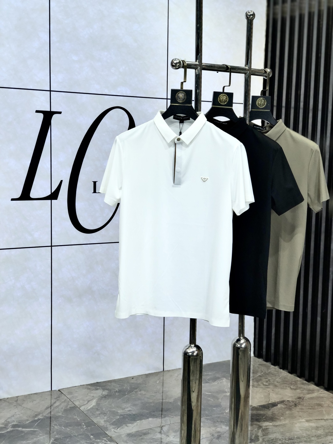 NO:449574,.Amarni.ss25 spring and summer new lapel POLO shirt, high-quality pearl ground ice silk cotton material, elegant and luxurious brand style, customer-supplied imported fabric 5 shirts are also smooth and crisp, and are also anti-wrinkle and pilling, and are extremely comfortable to wear with close body. 175/130,,armani,shirts,alexander wang19860909.阿玛尼.ss25春夏新款翻领POLO衫 高品质珠地冰丝棉材质 雍容华贵的品牌风格,w客供进口面料 5做出来的衬衫也是版型垂顺挺括,并且还抗皱抗起球,贴身穿着也是极为舒适 码数M-XXXL.m穿175/130,,armani,shirts,alexander wang,Men's clothing