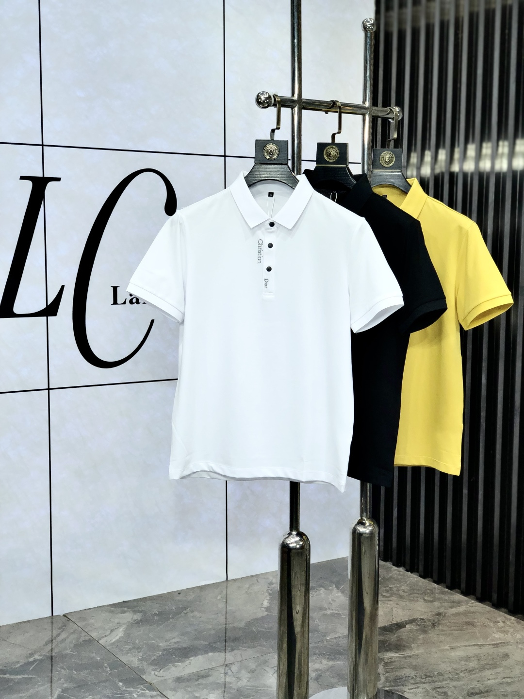 NO:136499,.Dior.2025 spring and summer new polo collar short-sleeved series. Selected top-grade mercerized bead floor cotton fabrics, complete with three standards!  Fashionable brand elements logo design, n is awesome with the upper body, the fabric is delicate, comfortable and breathable, and it is super good-looking and stylish, and it is a must-have for fashionable men!  Size M-3XL.m wear 175/130,dior,T-shirt,alexander wang19860909.Dior.2025春夏新款polo领短袖系列.精选顶级丝光珠地棉面料,三标齐全！时尚大牌元素logo工艺设计,n上身版型超赞,面料细腻舒适透气,随意搭配都超级好看时尚型男必备款哦！尺码M-3XL.m穿175/130,,dior,T-shirt,alexander wang,Men's clothing