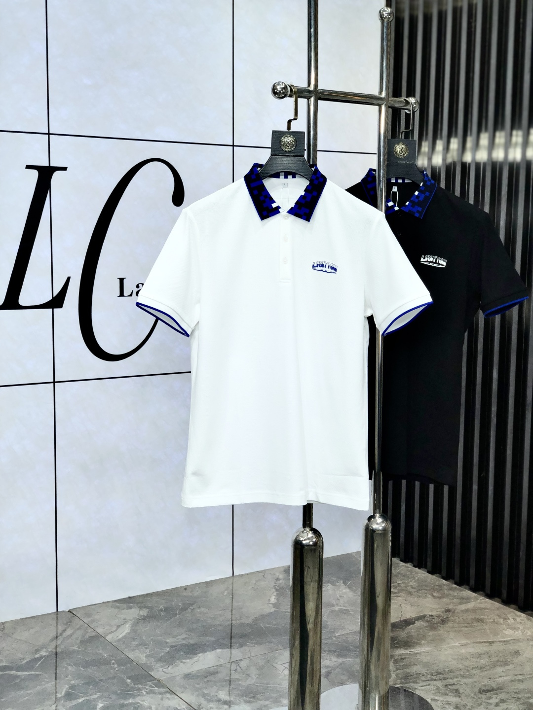 NO:136497,.Lv. 2025 spring and summer new polo collar short-sleeved series. Selected top-grade mercerized bead floor cotton fabrics, complete with three standards!  Fashionable brand elements logo design, n is awesome with the upper body, the fabric is delicate, comfortable and breathable, and it is super good-looking and stylish, and it is a must-have for fashionable men!  Size M-3XL.m wear 175/130, louis vuitton, T-shirt, alexander wang19860909.Lv.2025春夏新款polo领短袖系列.精选顶级丝光珠地棉面料,三标齐全！时尚大牌元素logo工艺设计,n上身版型超赞,面料细腻舒适透气,随意搭配都超级好看时尚型男必备款哦！尺码M-3XL.m穿175/130,,louis vuitton,T-shirt,alexander wang,Men's clothing