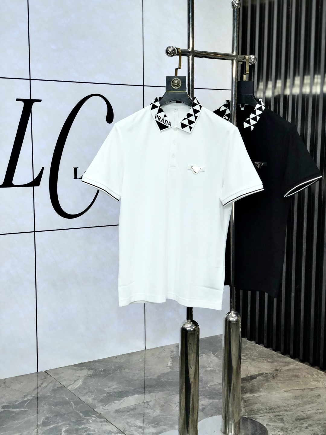 NO:136494,.Prada. 2025 spring and summer new polo collar short-sleeved series. Selected top-grade mercerized bead floor cotton fabrics, complete with three standards!  Fashionable brand elements logo design, n is awesome with the upper body, the fabric is delicate, comfortable and breathable, and it is super good-looking and stylish, and it is a must-have for fashionable men!  Size M-3XL.m wear 175/130, prada, T-shirt, alexander wang19860909.普拉达.2025春夏新款polo领短袖系列.精选顶级丝光珠地棉面料,三标齐全！时尚大牌元素logo工艺设计,n上身版型超赞,面料细腻舒适透气,随意搭配都超级好看时尚型男必备款哦！尺码M-3XL.m穿175/130,,prada,T-shirt,alexander wang,Men's clothing