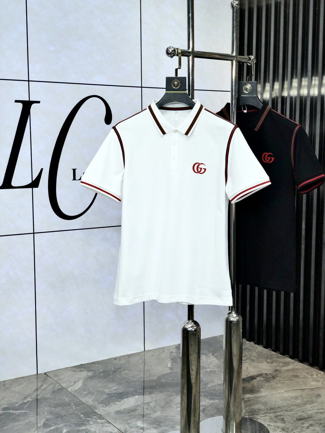 NO:136496,.Gucci.2025 spring and summer new polo collar short-sleeved series. Selected top-grade mercerized bead floor cotton fabrics, complete with three standards!  Fashionable brand elements logo design, n is awesome with the upper body, the fabric is delicate, comfortable and breathable, and it is super good-looking and stylish, and it is a must-have for fashionable men!  Size M-3XL.m wear 175/130, gucci, T-shirt, alexander wang19860909.Gucci.2025春夏新款polo领短袖系列.精选顶级丝光珠地棉面料,三标齐全！时尚大牌元素logo工艺设计,n上身版型超赞,面料细腻舒适透气,随意搭配都超级好看时尚型男必备款哦！尺码M-3XL.m穿175/130,,gucci,T-shirt,alexander wang,Men's clothing