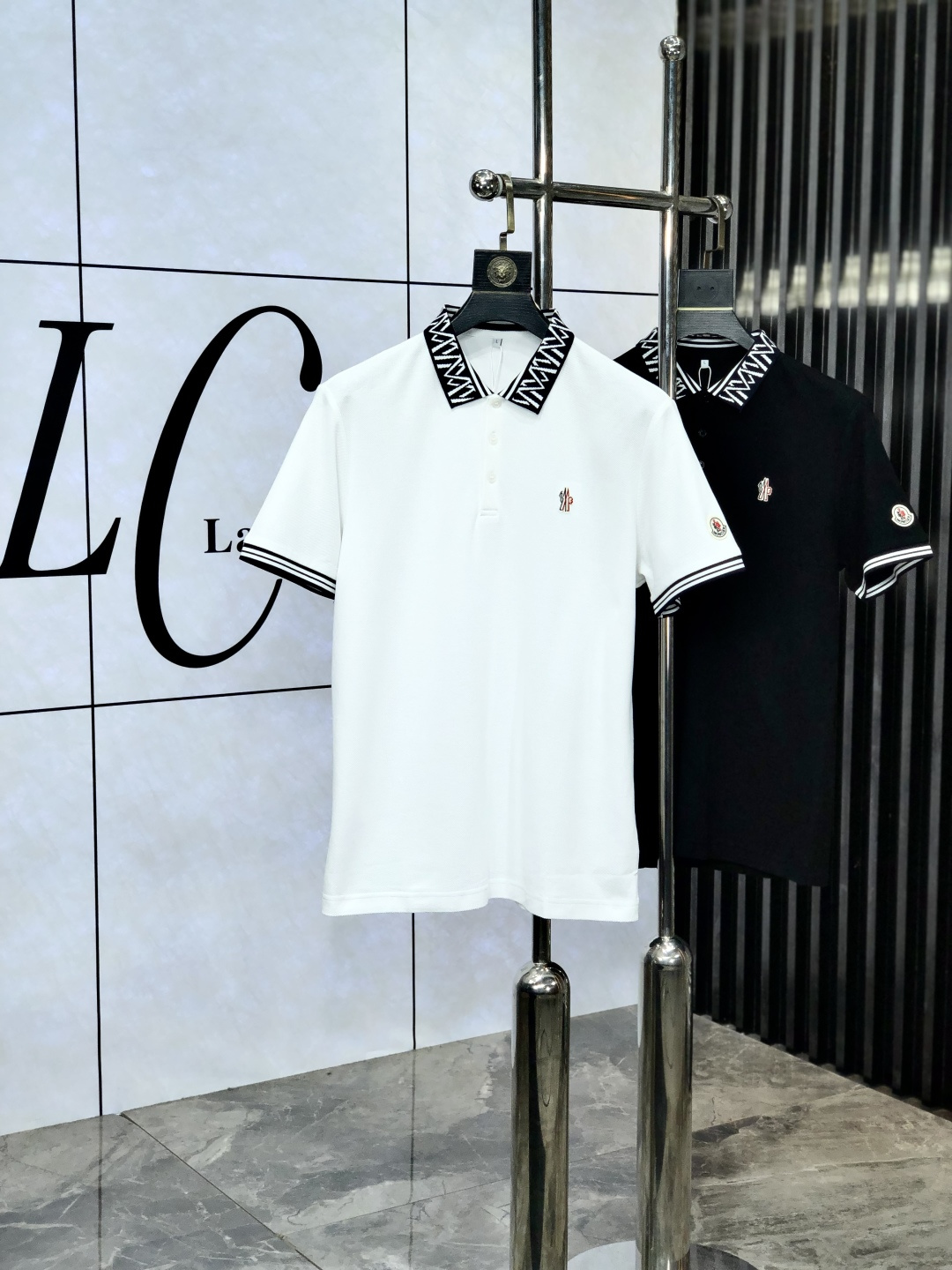 NO:136493,.Covered. 2025 spring and summer new polo collar short-sleeved series. Selected top-grade mercerized bead floor cotton fabrics, complete with three standards!  Fashionable brand elements logo design, n is awesome with the upper body, the fabric is delicate, comfortable and breathable, and it is super good-looking and stylish, and it is a must-have for fashionable men!  Size M-3XL.m wear 175/130, Moncler, T-shirt, alexander wang19860909.蒙口.2025春夏新款polo领短袖系列.精选顶级丝光珠地棉面料,三标齐全！时尚大牌元素logo工艺设计,n上身版型超赞,面料细腻舒适透气,随意搭配都超级好看时尚型男必备款哦！尺码M-3XL.m穿175/130,,Moncler,T-shirt,alexander wang,Men's clothing