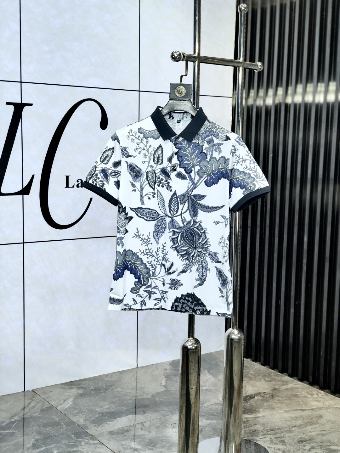 NO:136489,.D&G. 2025 spring and summer new polo collar short-sleeved series. Selected top-grade mercerized bead floor cotton fabric, 3D digital craftsmanship. Complete three standards!  Fashionable brand elements logo design, n is awesome with the upper body, the fabric is delicate, comfortable and breathable, and it is super good-looking and stylish, and it is a must-have for fashionable men!  Size M-3XL.m wear 175/130, Dolce & Gabbana, T-shirt, alexander wang19860909.D&G.2025春夏新款polo领短袖系列.精选顶级丝光珠地棉面料,3d数码工艺.三标齐全！时尚大牌元素logo工艺设计,n上身版型超赞,面料细腻舒适透气,随意搭配都超级好看时尚型男必备款哦！尺码M-3XL.m穿175/130,,Dolce&Gabbana,T-shirt,alexander wang,Men's clothing