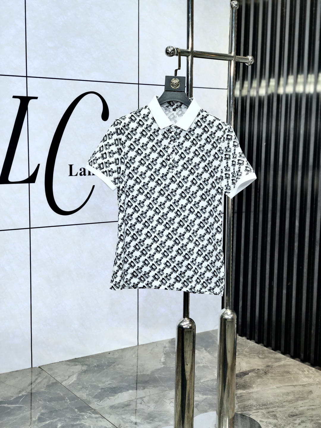 NO:136487,.Hermes. 2025 spring and summer new polo collar short-sleeved series. Selected top-grade mercerized bead floor cotton fabric, 3D digital craftsmanship. Complete three standards!  Fashionable brand elements logo design, n is awesome with the upper body, the fabric is delicate, comfortable and breathable, and it is super good-looking and stylish, and it is a must-have for fashionable men!  Size M-3XL.m wear 175/130, hermes, T-shirt, alexander wang19860909.爱马仕.2025春夏新款polo领短袖系列.精选顶级丝光珠地棉面料,3d数码工艺.三标齐全！时尚大牌元素logo工艺设计,n上身版型超赞,面料细腻舒适透气,随意搭配都超级好看时尚型男必备款哦！尺码M-3XL.m穿175/130,,hermes,T-shirt,alexander wang,Men's clothing