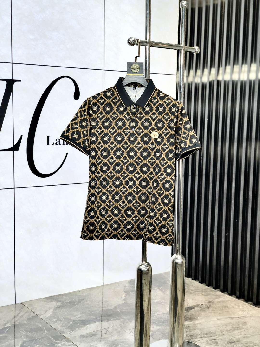 NO:136486,.Gucci.2025 spring and summer new polo collar short-sleeved series. Selected top-grade mercerized bead floor cotton fabric, 3D digital craftsmanship. Complete three standards!  Fashionable brand elements logo design, n is awesome with the upper body, the fabric is delicate, comfortable and breathable, and it is super good-looking and stylish, and it is a must-have for fashionable men!  Size M-3XL.m wear 175/130, gucci, T-shirt, alexander wang19860909.Gucci.2025春夏新款polo领短袖系列.精选顶级丝光珠地棉面料,3d数码工艺.三标齐全！时尚大牌元素logo工艺设计,n上身版型超赞,面料细腻舒适透气,随意搭配都超级好看时尚型男必备款哦！尺码M-3XL.m穿175/130,,gucci,T-shirt,alexander wang,Men's clothing