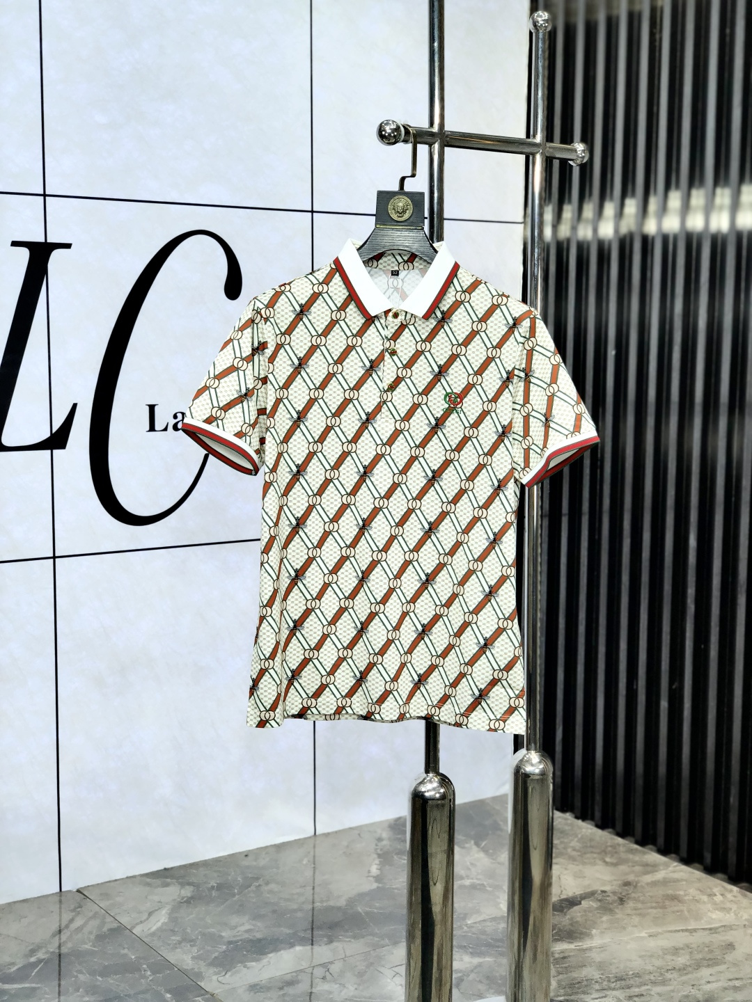 NO:451021,.Gucci. New spring and summer polo collar short-sleeved series. Selected top-grade mercerized bead floor cotton fabric, 3D digital craftsmanship. Complete three standards!  Fashionable brand elements logo design, n is awesome with the upper body, the fabric is delicate, comfortable and breathable, and it is super good-looking and stylish men's must-have style!  Size M-3XL.m wear 175/130, gucci, T-shirt, alexander wang19860909.Gucci.春夏新款polo领短袖系列.精选顶级丝光珠地棉面料,3d数码工艺.三标齐全！时尚大牌元素logo工艺设计,n上身版型超赞,面料细腻舒适透气,随意搭配都超级好看时尚型男必备款哦！尺码M-3XL.m穿175/130,,gucci,T-shirt,alexander wang,Men's clothing