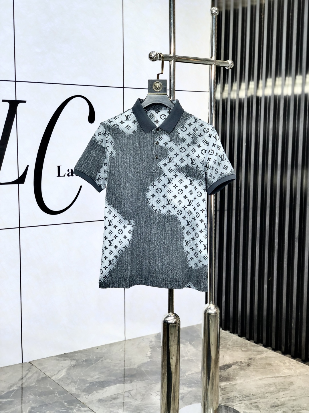 NO:451031,.Lv. New spring and summer polo collar short-sleeved series. Selected top-grade mercerized bead floor cotton fabric, 3D digital craftsmanship. Complete three standards!  Fashionable brand elements logo design, n is awesome with the upper body, the fabric is delicate, comfortable and breathable, and it is super good-looking and stylish men's must-have style!  Size M-3XL.m wear 175/130, louis vuitton, T-shirt, alexander wang19860909.Lv.春夏新款polo领短袖系列.精选顶级丝光珠地棉面料,3d数码工艺.三标齐全！时尚大牌元素logo工艺设计,n上身版型超赞,面料细腻舒适透气,随意搭配都超级好看时尚型男必备款哦！尺码M-3XL.m穿175/130,,louis vuitton,T-shirt,alexander wang,Men's clothing