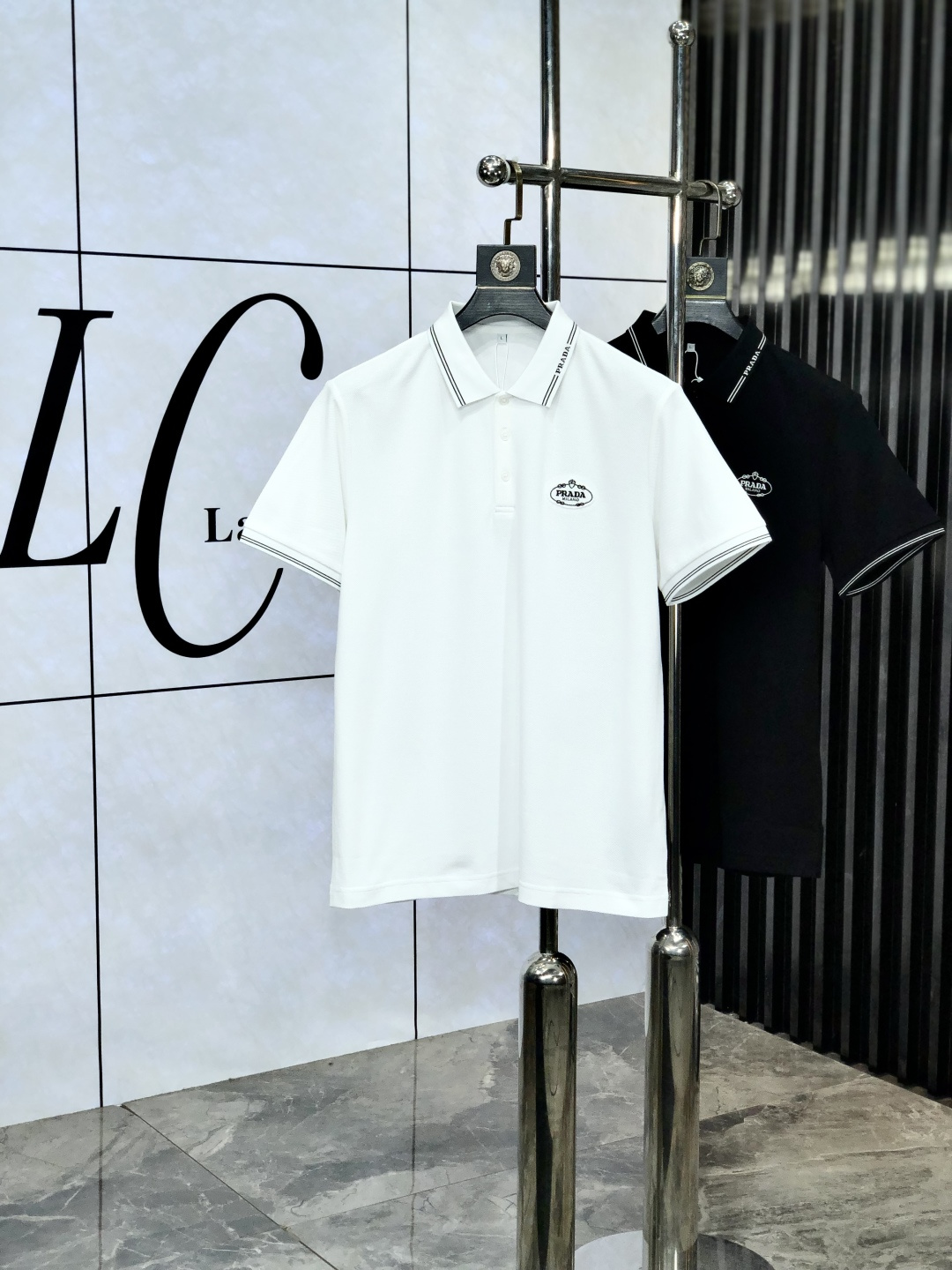 NO:136491,.Prada. 2025 spring and summer new polo collar short-sleeved series. Selected top-grade mercerized bead floor cotton fabrics, complete with three standards!  Fashionable brand elements logo design, n is awesome with the upper body, the fabric is delicate, comfortable and breathable, and it is super good-looking and stylish, and it is a must-have for fashionable men!  Size M-3XL.m wear 175/130, prada, T-shirt, alexander wang19860909.普拉达.2025春夏新款polo领短袖系列.精选顶级丝光珠地棉面料,三标齐全！时尚大牌元素logo工艺设计,n上身版型超赞,面料细腻舒适透气,随意搭配都超级好看时尚型男必备款哦！尺码M-3XL.m穿175/130,,prada,T-shirt,alexander wang,Men's clothing