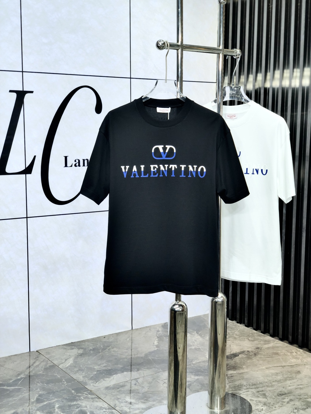 NO:451037,.Valentino. The new spring and summer new style first-time counter has the latest short-sleeved round-neck T-shirt, high-end customization, avant-garde and fashionable design!  Brand logo heavy craft design, high-end customized mercerated cloud cotton fabric, soft feel, comfortable to wear, exquisite counter-level car line, fine workmanship, invincible and handsome upper body effect!  A must-have item for handsome men!  Count M-3XL. m wear 175/130., valentino, T-shirt,tees, t-shirt,alexander wang19860909.华伦天奴.春夏新款首发专柜最新款短袖圆领T恤 高端订制 设计前卫时尚！品牌logo重工艺设计 高端定制丝光云朵棉面料.手感柔软.穿着舒适.专柜级别精致车线.ym做工精细.上身效果无敌帅气！型男必备单品！ 码数M-3XL. m穿175/130.,,valentino,T-shirt,tees，t-shirt,alexander wang,Men's clothing