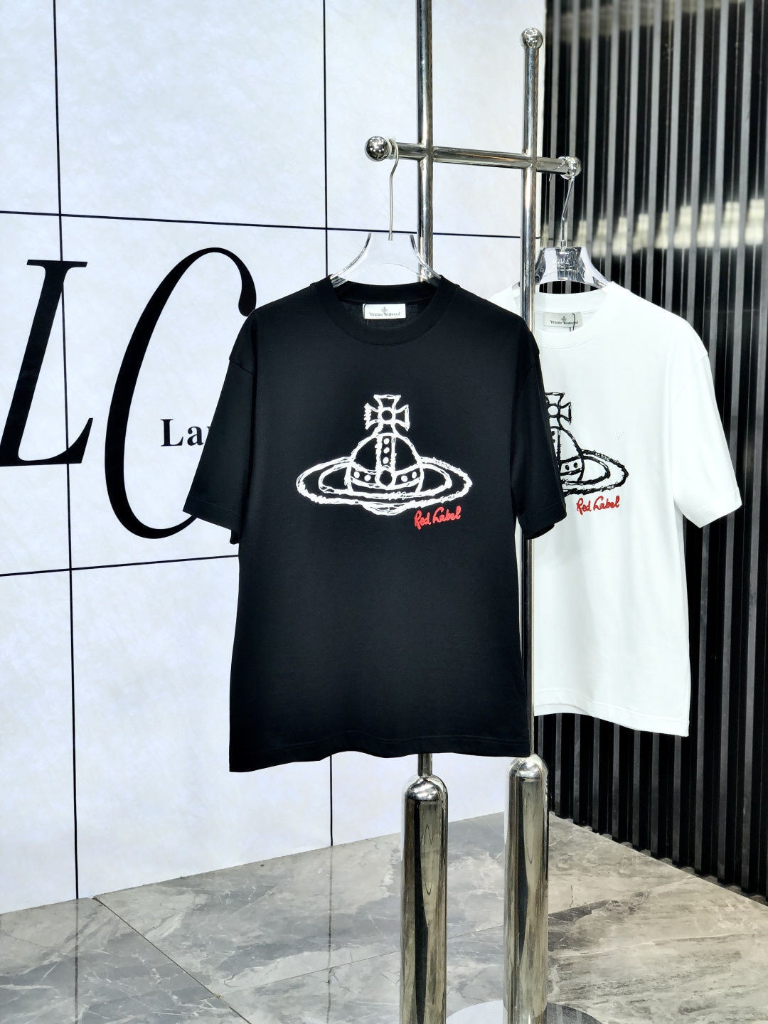 NO:497802,.The Queen Mother of the Cialis. The latest short-sleeved round-neck T-shirt in the first spring and summer 2025 new spring and summer counter, high-end customization, avant-garde and fashionable design!  Brand logo heavy craft design, high-end customized mercerated cloud cotton fabric, soft feel, comfortable to wear, exquisite counter-level car line, fine workmanship, invincible and handsome upper body effect!  A must-have item for handsome men!  yard M-3XL. m wear 175/130.,T-shirt,tees,t-shirt,alexander wang19860909.西太后.2025春夏新款首发专柜最新款短袖圆领T恤 高端订制 设计前卫时尚！品牌logo重工艺设计 高端定制丝光云朵棉面料.手感柔软.穿着舒适.专柜级别精致车线.ym做工精细.上身效果无敌帅气！型男必备单品！ 码数M-3XL. m穿175/130.,,T-shirt,tees，t-shirt,alexander wang,Men's clothing