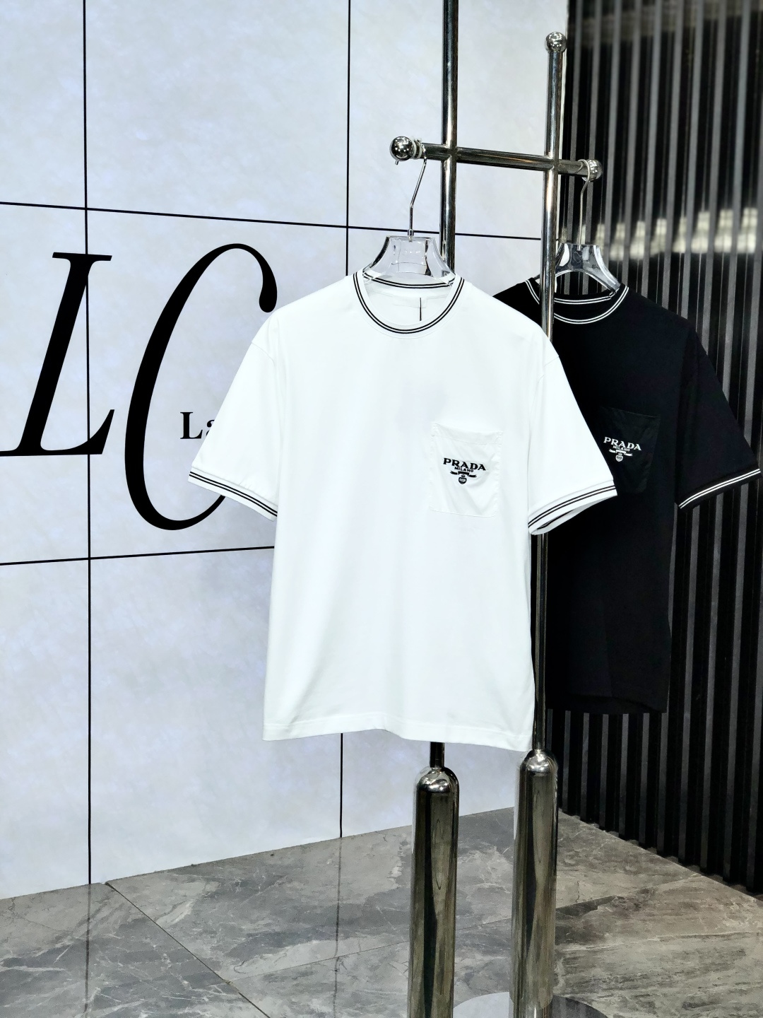 NO:497806,.Prada. The latest short-sleeved round-neck T-shirt in the first spring and summer 2025 new spring and summer counter, high-end customization, avant-garde and fashionable design!  Brand logo heavy craft design, high-end customized mercerated cloud cotton fabric, soft feel, comfortable to wear, exquisite counter-level car line, fine workmanship, invincible and handsome upper body effect!  A must-have item for handsome men!  Count M-3XL. m wear 175/130.,,prada,T-shirt,tees,t-shirt,alexander wang19860909.普拉达.2025春夏新款首发专柜最新款短袖圆领T恤 高端订制 设计前卫时尚！品牌logo重工艺设计 高端定制丝光云朵棉面料.手感柔软.穿着舒适.专柜级别精致车线.ym做工精细.上身效果无敌帅气！型男必备单品！ 码数M-3XL. m穿175/130.,,prada,T-shirt,tees，t-shirt,alexander wang,Men's clothing