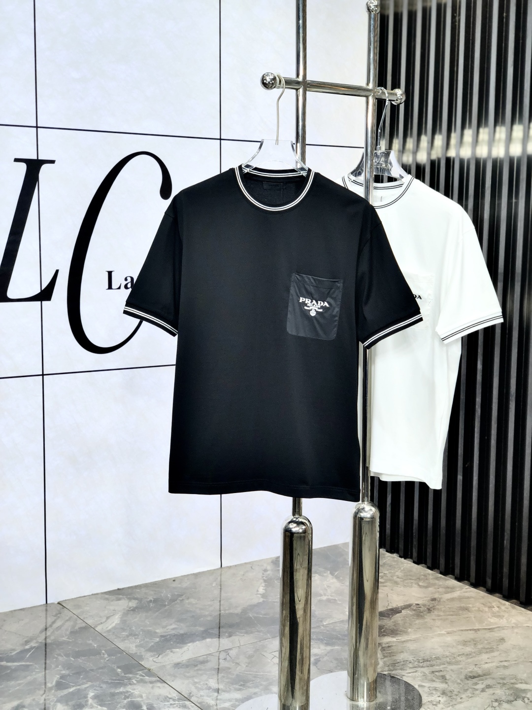 NO:497811,.Prada. The latest short-sleeved round-neck T-shirt in the first spring and summer 2025 new spring and summer counter, high-end customization, avant-garde and fashionable design!  Brand logo heavy craft design, high-end customized mercerated cloud cotton fabric, soft feel, comfortable to wear, exquisite counter-level car line.ym fine workmanship, invincible and handsome upper body effect!  A must-have item for handsome men!  Count M-3XL. m wear 175/130.,,prada,T-shirt,tees,t-shirt,alexander wang19860909.普拉达.2025春夏新款首发专柜最新款短袖圆领T恤 高端订制 设计前卫时尚！品牌logo重工艺设计 高端定制丝光云朵棉面料.手感柔软.穿着舒适.专柜级别精致车线.ym 做工精细.上身效果无敌帅气！型男必备单品！ 码数M-3XL. m穿175/130.,,prada,T-shirt,tees，t-shirt,alexander wang,Men's clothing