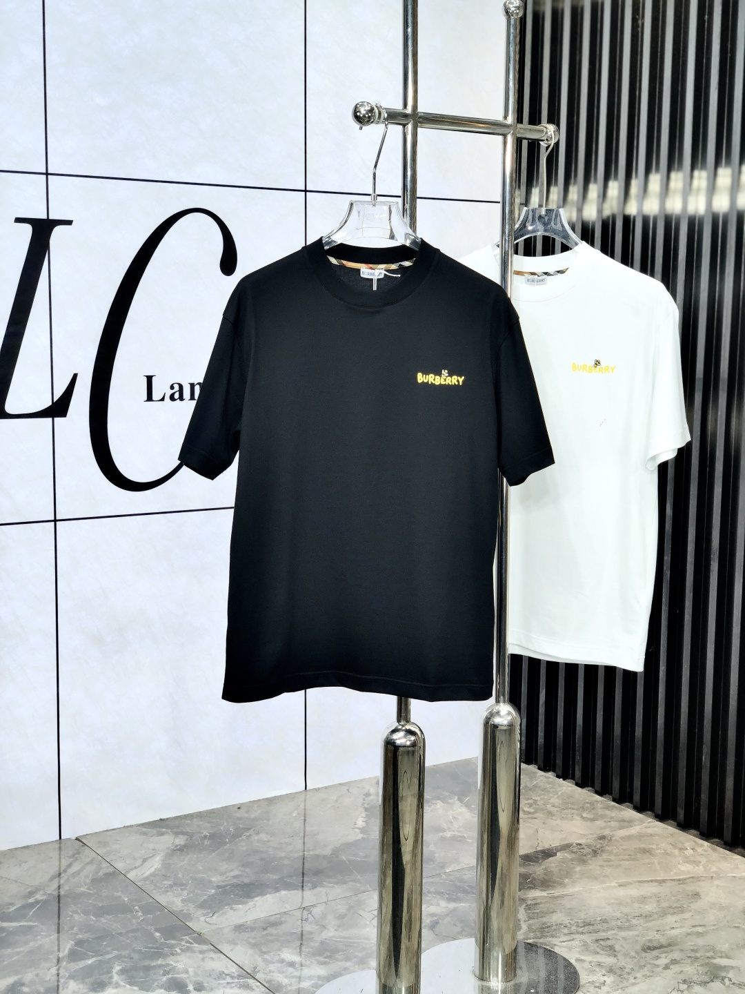 NO:497819,.Burberry.2025 spring and summer new style first-time counter latest short-sleeved round-neck T-shirt, high-end customization, avant-garde and fashionable design!  Brand logo heavy craft design, high-end customized mercerated cloud cotton fabric, soft feel, comfortable to wear, exquisite counter-level car line, fine workmanship, invincible and handsome upper body effect!  A must-have item for handsome men!  Count M-3XL. m wear 175/130., burberry, T-shirt,tees, t-shirt,alexander wang19860909.巴宝莉.2025春夏新款首发专柜最新款短袖圆领T恤 高端订制 设计前卫时尚！品牌logo重工艺设计 高端定制丝光云朵棉面料.手感柔软.穿着舒适.专柜级别精致车线.ym做工精细.上身效果无敌帅气！型男必备单品！ 码数M-3XL. m穿175/130.,,burberry,T-shirt,tees，t-shirt,alexander wang,Men's clothing