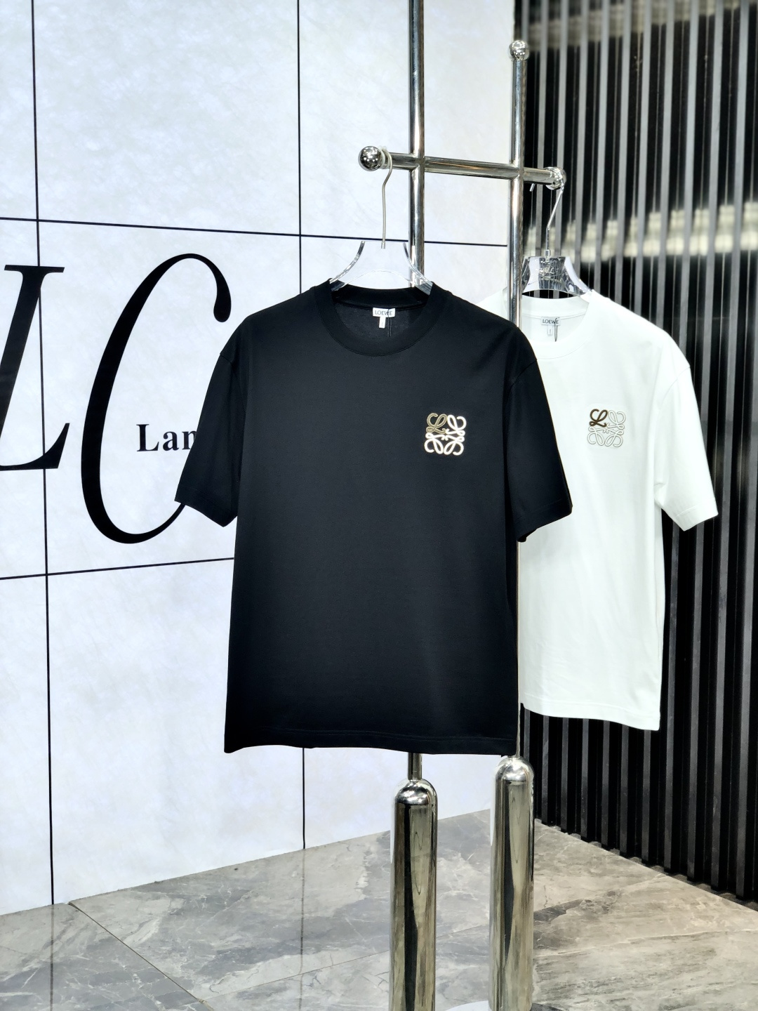 NO:497786,.Luo Yiwei. The latest short-sleeved round-neck T-shirt in the first 2025 spring and summer new style first-time counter, high-end customization, avant-garde and fashionable design!  Brand logo heavy craft design, high-end customized mercerated cloud cotton fabric, soft feel, comfortable to wear, exquisite counter-level car line, fine workmanship, invincible and handsome upper body effect!  A must-have item for handsome men!  Count M-3XL. m wear 175/130.,loewe,T-shirt,tees,t-shirt,alexander wang19860909.罗意威.2025春夏新款首发专柜最新款短袖圆领T恤 高端订制 设计前卫时尚！品牌logo重工艺设计 高端定制丝光云朵棉面料.手感柔软.穿着舒适.专柜级别精致车线.ym做工精细.上身效果无敌帅气！型男必备单品！ 码数M-3XL. m穿175/130.,,loewe,T-shirt,tees，t-shirt,alexander wang,Men's clothing