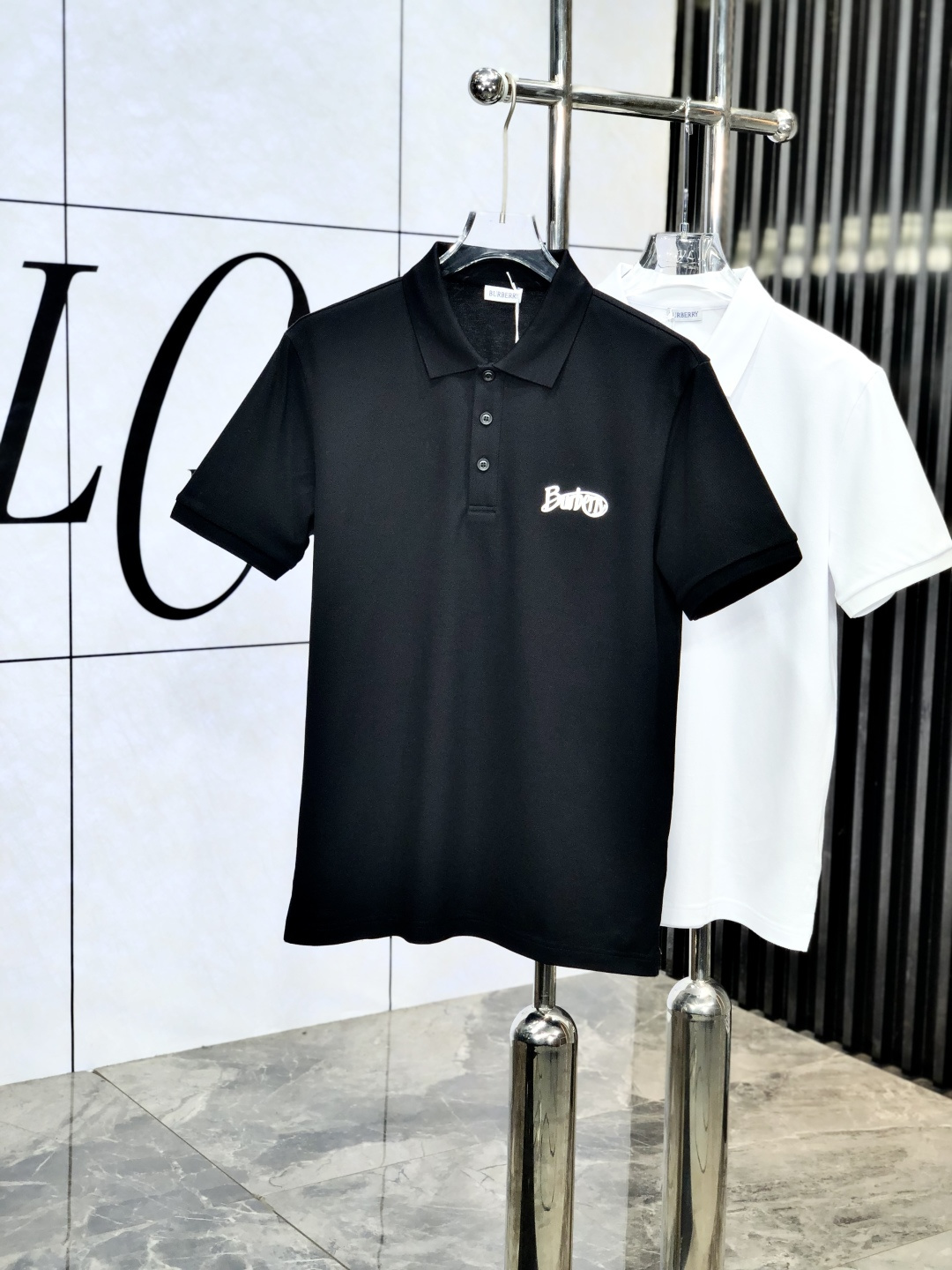 NO:135457,.Burberry. 2025 spring and summer new polo collar short-sleeved series. Selected top-grade mercerized bead floor cotton fabrics, complete with three standards!  Fashionable brand elements logo design, the top body style is excellent, the fabric is delicate, comfortable and breathable, and it is super good-looking and stylish, and it is a must-have for fashionable men!  Size M-3XL.m wear/130, burberry, T-shirt, alexander wang19860909.巴宝莉.2025春夏新款polo领短袖系列.精选顶级丝光珠地棉面料,三标齐全！时尚大牌元素logo工艺设计,k上身版型超赞,面料细腻舒适透气,随意搭配都超级好看时尚型男必备款哦！尺码M-3XL.m穿/130,,burberry,T-shirt,alexander wang,Men's clothing