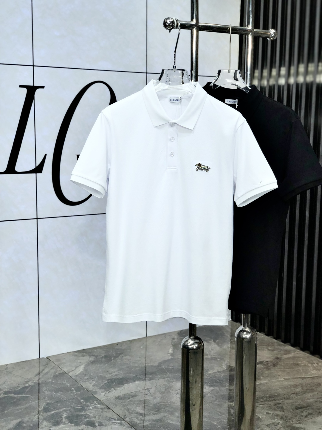 NO:135442,.Burberry. 2025 spring and summer new polo collar short-sleeved series. Selected top-grade mercerized bead floor cotton fabrics, complete with three standards!  Fashionable brand elements logo design, the top body style is excellent, the fabric is delicate, comfortable and breathable, and it is super good-looking and stylish, and it is a must-have for fashionable men!  Size M-3XL.m wear/130, burberry, T-shirt, alexander wang19860909.巴宝莉.2025春夏新款polo领短袖系列.精选顶级丝光珠地棉面料,三标齐全！时尚大牌元素logo工艺设计,k上身版型超赞,面料细腻舒适透气,随意搭配都超级好看时尚型男必备款哦！尺码M-3XL.m穿/130,,burberry,T-shirt,alexander wang,Men's clothing