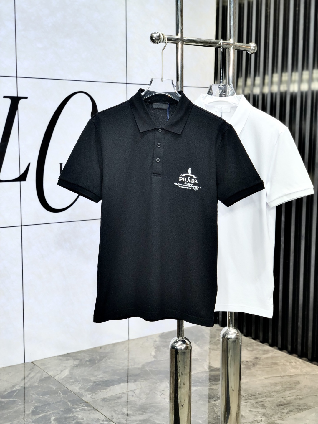 NO:135440,.Prada. 2025 spring and summer new polo collar short-sleeved series. Selected top-grade mercerized bead floor cotton fabrics, complete with three standards!  Fashionable brand elements logo design, the top body style is excellent, the fabric is delicate, comfortable and breathable, and it is super good-looking and stylish, and it is a must-have for fashionable men!  Size M-3XL.m wear/130, prada, T-shirt, alexander wang19860909.普拉达.2025春夏新款polo领短袖系列.精选顶级丝光珠地棉面料,三标齐全！时尚大牌元素logo工艺设计,k上身版型超赞,面料细腻舒适透气,随意搭配都超级好看时尚型男必备款哦！尺码M-3XL.m穿/130,,prada,T-shirt,alexander wang,Men's clothing