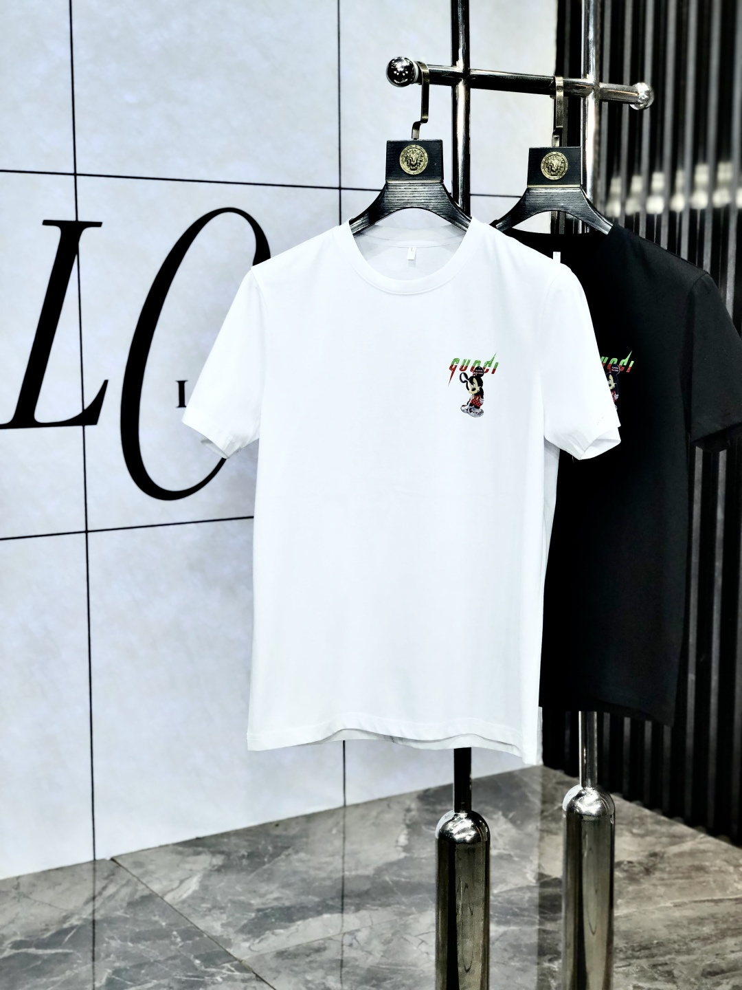 NO:452771,.gucci. Wear 220 catties. 2025 spring and summer new product fashionable round neck short sleeve high-end custom versatile style!  More practical, anyone can easily control it. It is made of double mercerized fabric, luxurious and classic brand logo design, 1f is very high-end and must-have if you understand the goods!  The style and tailoring are slim styles, which are very exquisite, showing aura and highlighting the exquisiteness of business men. This is the unique feature, the right slim fit, and the upper body effect is very good!  Size M-6XL m wear 175/120 catties., gucci, T-shirt, alexander wang19860909.gucci.穿220斤.2025春夏新品时尚圆领短袖高级定制百搭款式！更有实用感 任何人都可以轻松驾驭 采用双丝光面料制作,奢华经典品牌logo设计,1f非常显档次懂货的必须入！版型剪裁属于修身款 非常精致,显气场,又会凸显商务男士的精致,这就是独到之处,恰到好处的修身,上身效果非常赞！ 尺码M-6XL m穿175/120斤.,,gucci,T-shirt,alexander wang,Men's clothing