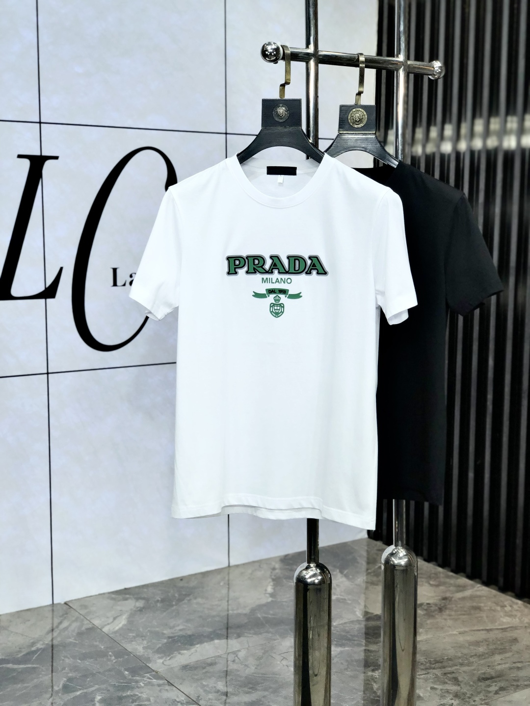 NO:452774,.Prada. Wear 220 catties. 2025 spring and summer new product fashionable round neck short sleeve high-end custom versatile style!  More practical, anyone can easily control it. It is made of double mercerized fabric, luxurious and classic brand logo design, 1f is very high-end and must-have if you understand the goods!  The style and tailoring are slim styles, which are very exquisite, showing aura and highlighting the exquisiteness of business men. This is the unique feature, the right slim fit, and the upper body effect is very good!  Size M-6XL m wear 175/120 catties.,,prada,T-shirt,alexander wang19860909.普拉达.穿220斤.2025春夏新品时尚圆领短袖高级定制百搭款式！更有实用感 任何人都可以轻松驾驭 采用双丝光面料制作,奢华经典品牌logo设计,1f非常显档次懂货的必须入！版型剪裁属于修身款 非常精致,显气场,又会凸显商务男士的精致,这就是独到之处,恰到好处的修身,上身效果非常赞！ 尺码M-6XL m穿175/120斤.,,prada,T-shirt,alexander wang,Men's clothing
