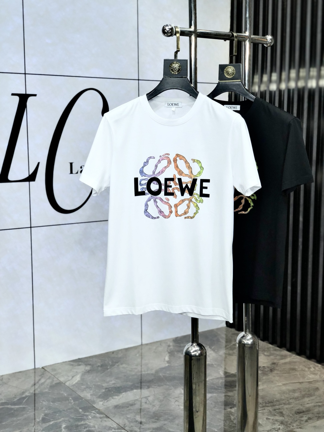 NO:452766,. Luo Yiwei. Wear 220 catties. 2025 spring and summer new product fashionable round neck short sleeve high-end custom versatile style!  More practical, anyone can easily control it. It is made of double mercerized fabric, luxurious and classic brand logo design, 1f is very high-end and must-have if you understand the goods!  The style and tailoring are slim styles, which are very exquisite, showing aura and highlighting the exquisiteness of business men. This is the unique feature, the right slim fit, and the upper body effect is very good!  Size M-6XL m wear 175/120 catties.,loewe,T-shirt,alexander wang19860909.罗意威.穿220斤.2025春夏新品时尚圆领短袖高级定制百搭款式！更有实用感 任何人都可以轻松驾驭 采用双丝光面料制作,奢华经典品牌logo设计,1f非常显档次懂货的必须入！版型剪裁属于修身款 非常精致,显气场,又会凸显商务男士的精致,这就是独到之处,恰到好处的修身,上身效果非常赞！ 尺码M-6XL m穿175/120斤.,,loewe,T-shirt,alexander wang,Men's clothing