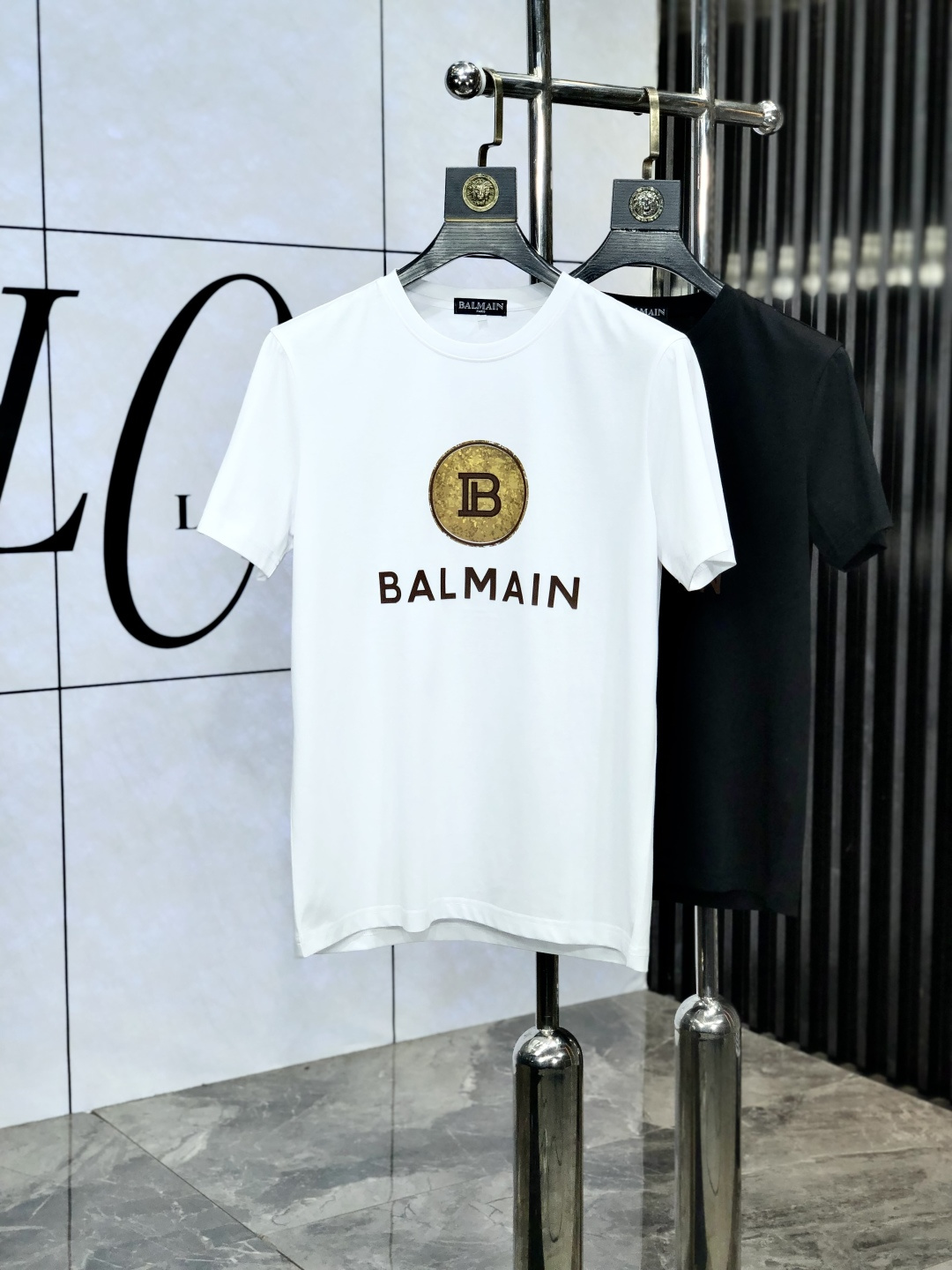 NO:452781,.Balmain. Wear 220 catties. 2025 spring and summer new product fashionable round neck short sleeve high-end custom versatile style!  More practical, anyone can easily control it. It is made of double mercerized fabric, luxurious and classic brand logo design, 1f is very high-end and must-have if you understand the goods!  The style and tailoring are slim styles, which are very exquisite, showing aura and highlighting the exquisiteness of business men. This is the unique feature, the right slim fit, and the upper body effect is very good!  Size M-6XL m wear 175/120 catties., balmain, T-shirt, alexander wang19860909.巴尔曼.穿220斤.2025春夏新品时尚圆领短袖高级定制百搭款式！更有实用感 任何人都可以轻松驾驭 采用双丝光面料制作,奢华经典品牌logo设计,1f非常显档次懂货的必须入！版型剪裁属于修身款 非常精致,显气场,又会凸显商务男士的精致,这就是独到之处,恰到好处的修身,上身效果非常赞！ 尺码M-6XL m穿175/120斤.,,balmain,T-shirt,alexander wang,Men's clothing