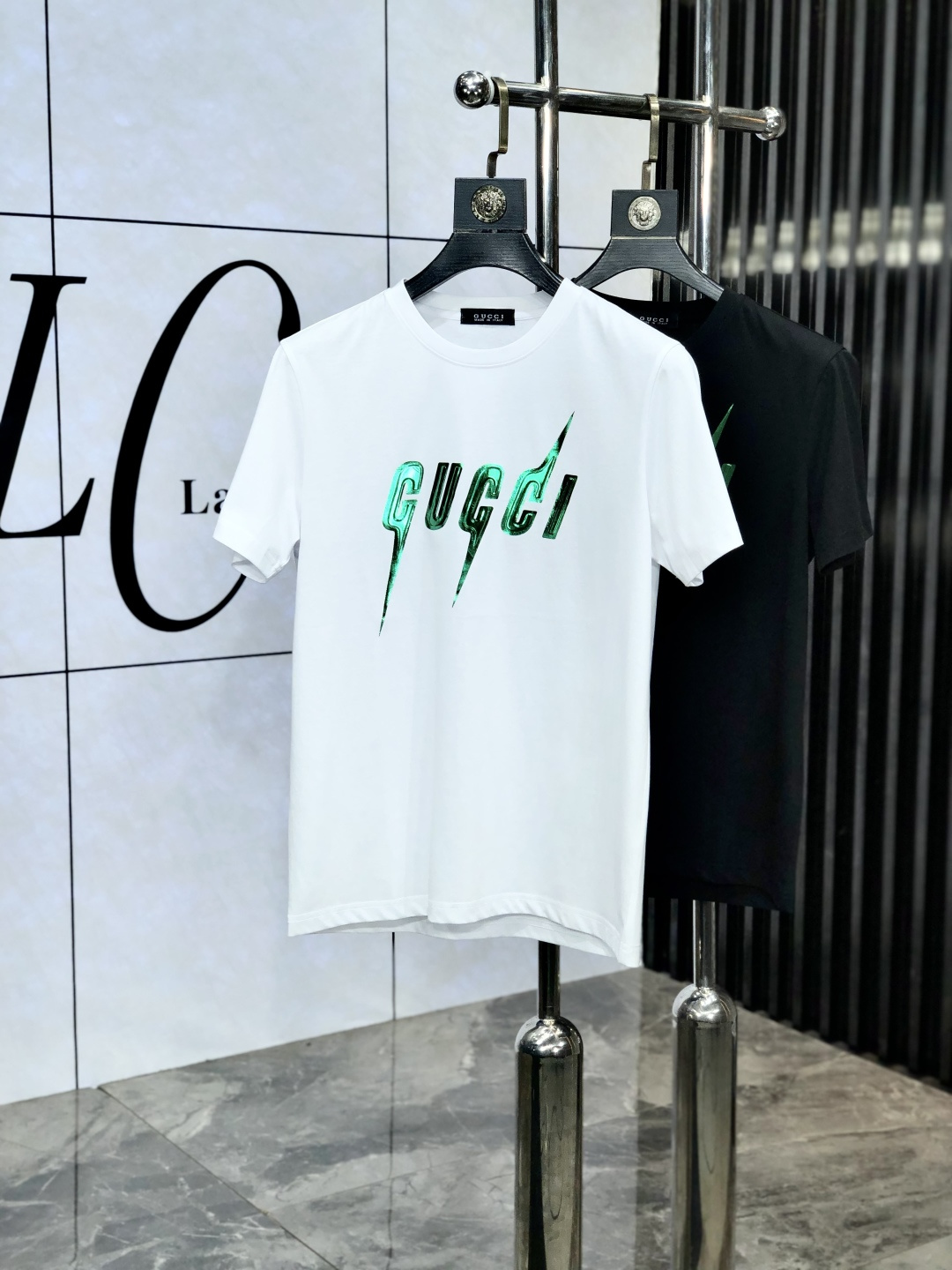 NO:452787,.Gucci. Wear 220 catties. 2025 spring and summer new product fashionable round neck short sleeve high-end custom versatile style!  More practical, anyone can easily control it. It is made of double mercerized fabric, luxurious and classic brand logo design, 1f is very high-end and must-have if you understand the goods!  The style and tailoring are slim styles, which are very exquisite, showing aura and highlighting the exquisiteness of business men. This is the unique feature, the right slim fit, and the upper body effect is very good!  Size M-6XL m wear 175/120 catties., gucci, T-shirt, alexander wang19860909.Gucci.穿220斤.2025春夏新品时尚圆领短袖高级定制百搭款式！更有实用感 任何人都可以轻松驾驭 采用双丝光面料制作,奢华经典品牌logo设计,1f非常显档次懂货的必须入！版型剪裁属于修身款 非常精致,显气场,又会凸显商务男士的精致,这就是独到之处,恰到好处的修身,上身效果非常赞！ 尺码M-6XL m穿175/120斤.,,gucci,T-shirt,alexander wang,Men's clothing