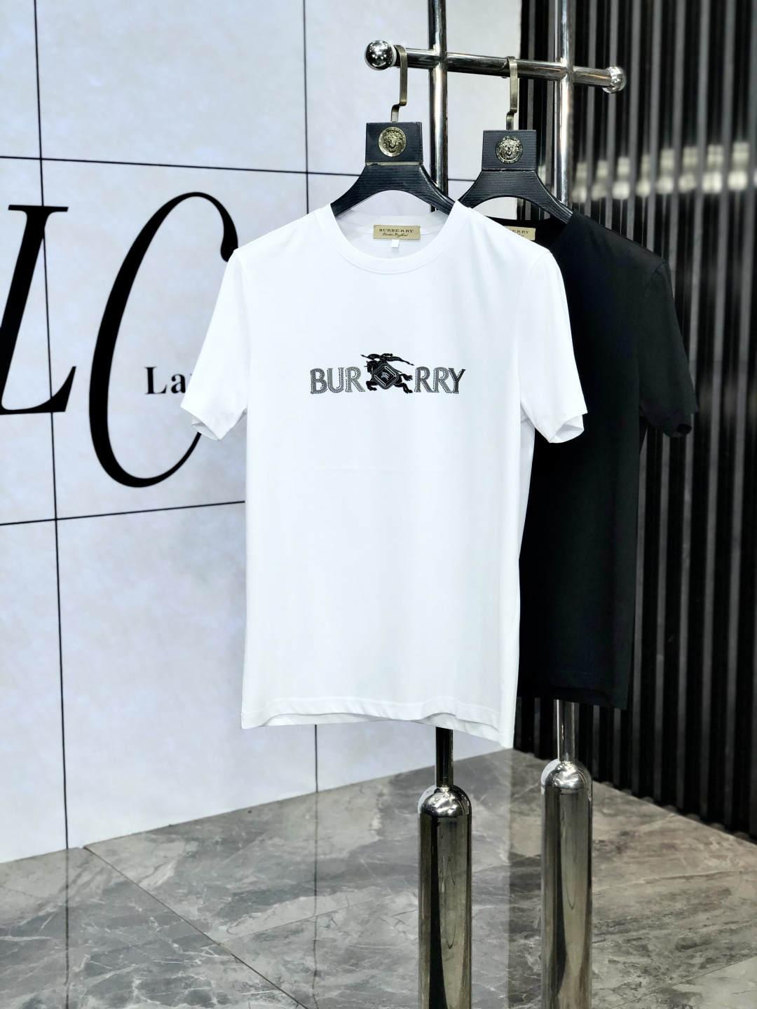 NO:452793,.Burberry. Wear 220 catties. 2025 spring and summer new product fashionable round neck short sleeve high-end custom versatile style!  More practical, anyone can easily control it. It is made of double mercerized fabric, luxurious and classic brand logo design, 1f is very high-end and must-have if you understand the goods!  The style and tailoring are slim styles, which are very exquisite, showing aura and highlighting the exquisiteness of business men. This is the unique feature, the right slim fit, and the upper body effect is very good!  Size M-6XL m wear 175/120 catties., burberry, T-shirt, alexander wang19860909.巴宝莉.穿220斤.2025春夏新品时尚圆领短袖高级定制百搭款式！更有实用感 任何人都可以轻松驾驭 采用双丝光面料制作,奢华经典品牌logo设计,1f非常显档次懂货的必须入！版型剪裁属于修身款 非常精致,显气场,又会凸显商务男士的精致,这就是独到之处,恰到好处的修身,上身效果非常赞！ 尺码M-6XL m穿175/120斤.,,burberry,T-shirt,alexander wang,Men's clothing