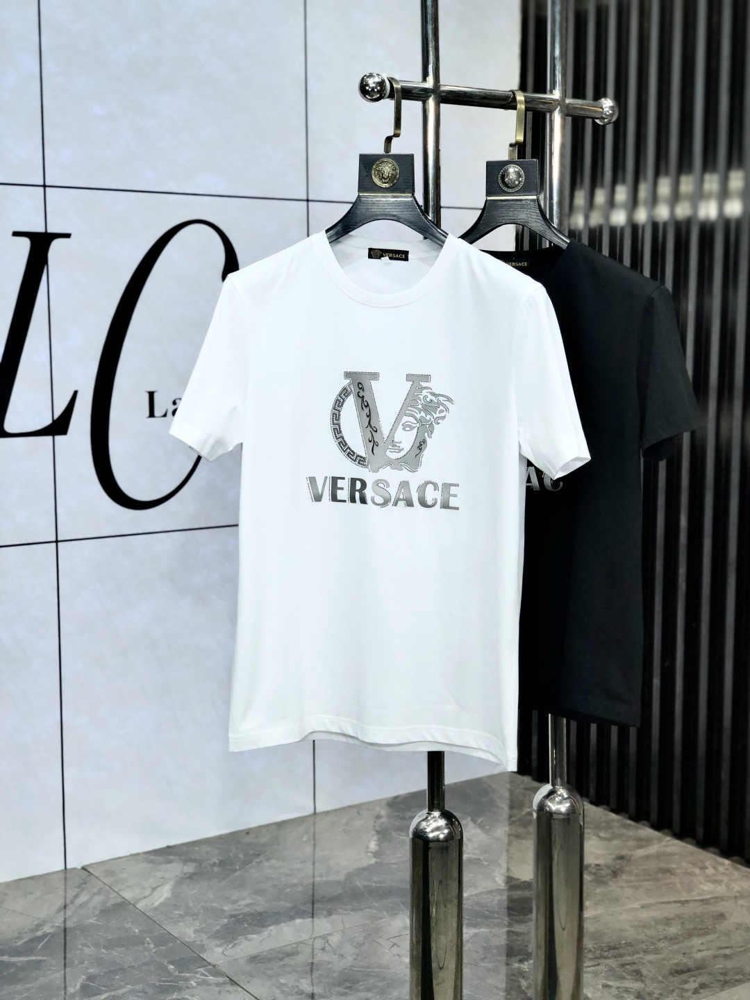 NO:452747,.Versace. Wear 220 catties. 2025 spring and summer new product fashionable round neck short sleeve high-end custom versatile style!  More practical, anyone can easily control it. It is made of double mercerized fabric, luxurious and classic brand logo design, 1f is very high-end and must-have if you understand the goods!  The style and tailoring are slim styles, which are very exquisite, showing aura and highlighting the exquisiteness of business men. This is the unique feature, the right slim fit, and the upper body effect is very good!  Size M-6XL m wear 175/120 catties., versace, T-shirt, alexander wang19860909.范思哲.穿220斤.2025春夏新品时尚圆领短袖高级定制百搭款式！更有实用感 任何人都可以轻松驾驭 采用双丝光面料制作,奢华经典品牌logo设计,1f非常显档次懂货的必须入！版型剪裁属于修身款 非常精致,显气场,又会凸显商务男士的精致,这就是独到之处,恰到好处的修身,上身效果非常赞！ 尺码M-6XL m穿175/120斤.,,versace,T-shirt,alexander wang,Men's clothing