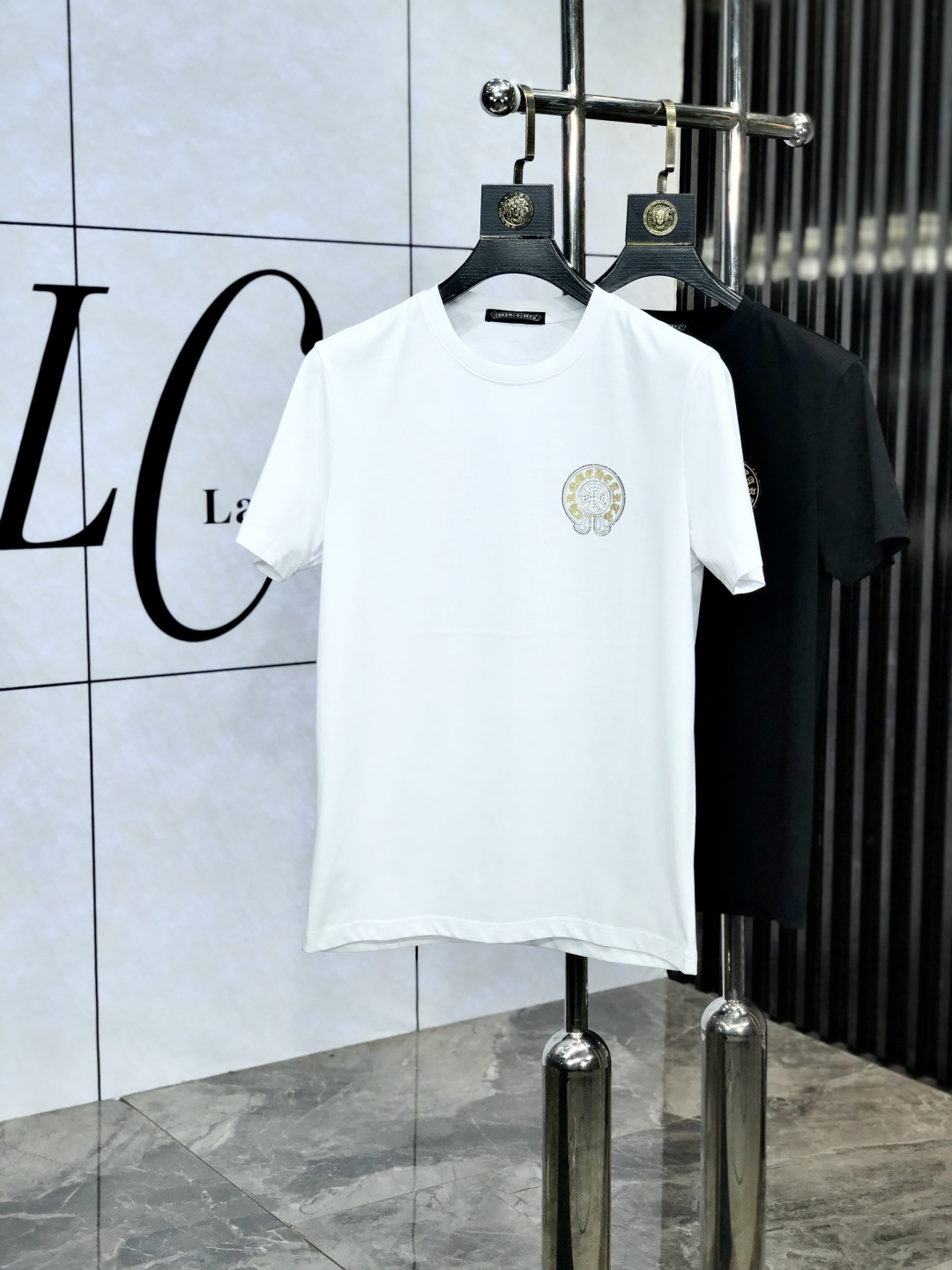 NO:452752,.Croxin. Wear 220 catties. 2025 spring and summer new product fashionable round neck short sleeve high-end custom versatile style!  More practical, anyone can easily control it. It is made of double mercerized fabric, luxurious and classic brand logo design, 1f is very high-end and must-have if you understand the goods!  The style and tailoring are slim styles, which are very exquisite, showing aura and highlighting the exquisiteness of business men. This is the unique feature, the right slim fit, and the upper body effect is very good!  Size M-6XL m wear 175/120 catties., chrome hearts, T-shirt, alexander wang19860909.克罗心.穿220斤.2025春夏新品时尚圆领短袖高级定制百搭款式！更有实用感 任何人都可以轻松驾驭 采用双丝光面料制作,奢华经典品牌logo设计,1f非常显档次懂货的必须入！版型剪裁属于修身款 非常精致,显气场,又会凸显商务男士的精致,这就是独到之处,恰到好处的修身,上身效果非常赞！ 尺码M-6XL m穿175/120斤.,,chrome hearts,T-shirt,alexander wang,Men's clothing