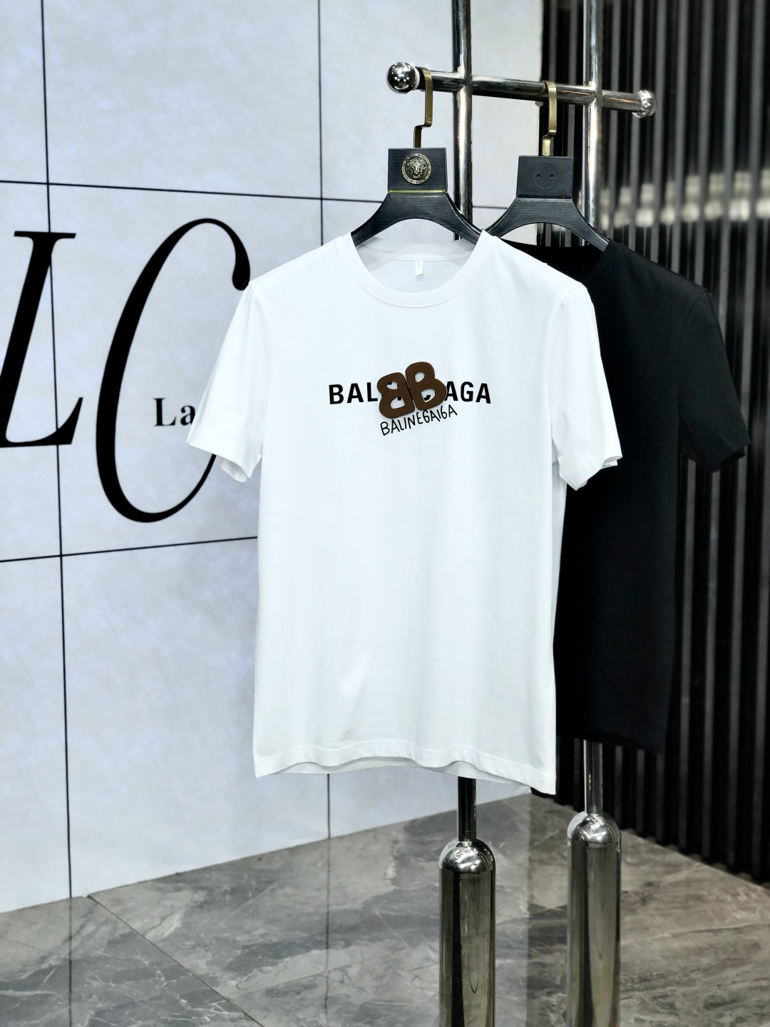 NO:452757,.Balenicaga. Wear 220 catties. 2025 spring and summer new product, fashionable round neck short sleeve high-end custom versatile style!  More practical, anyone can easily control it. It is made of double mercerized fabric, luxurious and classic brand logo design, 1f is very high-end and must-have if you understand the goods!  The style and tailoring are slim styles, which are very exquisite, showing aura and highlighting the exquisiteness of business men. This is the unique feature, the right slim fit, and the upper body effect is very good!  Size M-6XL m wear 175/120 catties.,,balenciaga,T-shirt,alexander wang19860909.巴黎世家.穿220斤.2025春夏新品时尚圆领短袖高级定制百搭款式！更有实用感 任何人都可以轻松驾驭 采用双丝光面料制作,奢华经典品牌logo设计,1f非常显档次懂货的必须入！版型剪裁属于修身款 非常精致,显气场,又会凸显商务男士的精致,这就是独到之处,恰到好处的修身,上身效果非常赞！ 尺码M-6XL m穿175/120斤.,,balenciaga,T-shirt,alexander wang,Men's clothing