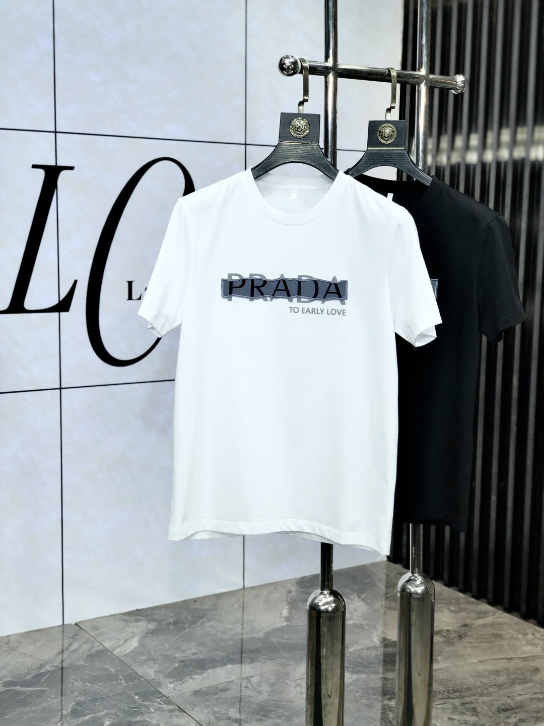 NO:452762,.Prada. Wear 220 catties. 2025 spring and summer new product fashionable round neck short sleeve high-end custom versatile style!  More practical, anyone can easily control it. It is made of double mercerized fabric, luxurious and classic brand logo design, 1f is very high-end and must-have if you understand the goods!  The style and tailoring are slim styles, which are very exquisite, showing aura and highlighting the exquisiteness of business men. This is the unique feature, the right slim fit, and the upper body effect is very good!  Size M-6XL m wear 175/120 catties.,,prada,T-shirt,alexander wang19860909.普拉达.穿220斤.2025春夏新品时尚圆领短袖高级定制百搭款式！更有实用感 任何人都可以轻松驾驭 采用双丝光面料制作,奢华经典品牌logo设计,1f非常显档次懂货的必须入！版型剪裁属于修身款 非常精致,显气场,又会凸显商务男士的精致,这就是独到之处,恰到好处的修身,上身效果非常赞！ 尺码M-6XL m穿175/120斤.,,prada,T-shirt,alexander wang,Men's clothing