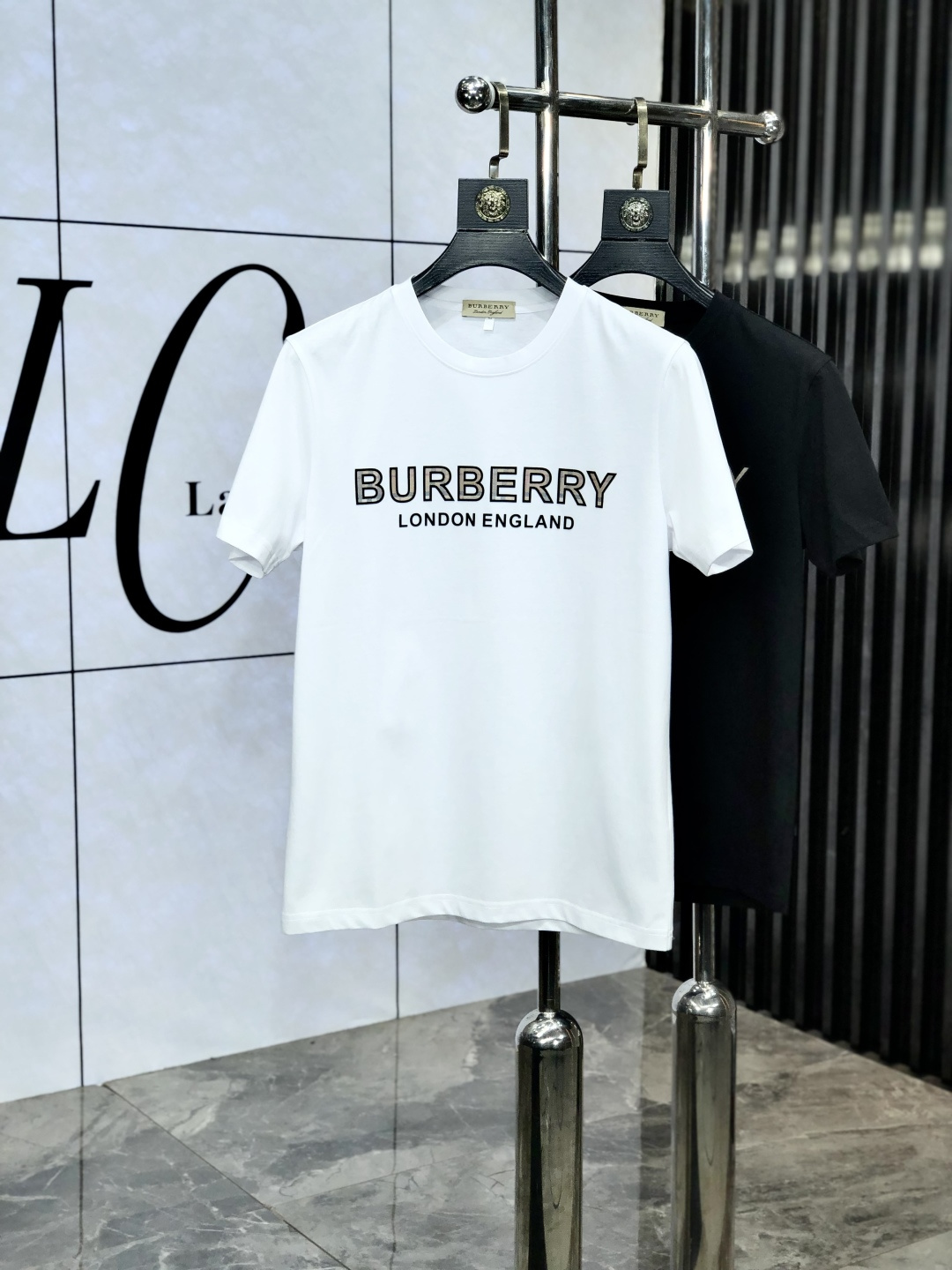 NO:452767,.Burberry. Wear 220 catties. 2025 spring and summer new product fashionable round neck short sleeve high-end custom versatile style!  More practical, anyone can easily control it. It is made of double mercerized fabric, luxurious and classic brand logo design, 1f is very high-end and must-have if you understand the goods!  The style and tailoring are slim styles, which are very exquisite, showing aura and highlighting the exquisiteness of business men. This is the unique feature, the right slim fit, and the upper body effect is very good!  Size M-6XL m wear 175/120 catties., burberry, T-shirt, alexander wang19860909.巴宝莉.穿220斤.2025春夏新品时尚圆领短袖高级定制百搭款式！更有实用感 任何人都可以轻松驾驭 采用双丝光面料制作,奢华经典品牌logo设计,1f非常显档次懂货的必须入！版型剪裁属于修身款 非常精致,显气场,又会凸显商务男士的精致,这就是独到之处,恰到好处的修身,上身效果非常赞！ 尺码M-6XL m穿175/120斤.,,burberry,T-shirt,alexander wang,Men's clothing