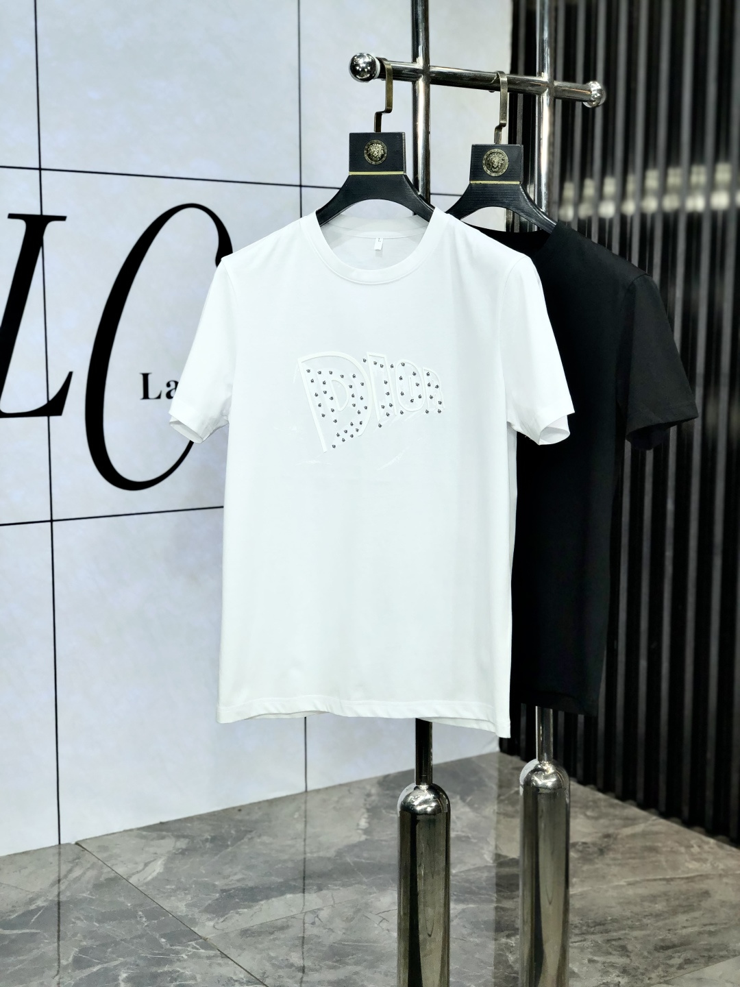 NO:452772,.Dior. Wear 220 catties. 2025 spring and summer new product fashionable round neck short sleeve high-end custom versatile style!  More practical, anyone can easily control it. It is made of double mercerized fabric, luxurious and classic brand logo design, 1f is very high-end and must-have if you understand the goods!  The style and tailoring are slim styles, which are very exquisite, showing aura and highlighting the exquisiteness of business men. This is the unique feature, the right slim fit, and the upper body effect is very good!  Size M-6XL m wear 175/120 catties.,dior,T-shirt,alexander wang19860909.Dior.穿220斤.2025春夏新品时尚圆领短袖高级定制百搭款式！更有实用感 任何人都可以轻松驾驭 采用双丝光面料制作,奢华经典品牌logo设计,1f非常显档次懂货的必须入！版型剪裁属于修身款 非常精致,显气场,又会凸显商务男士的精致,这就是独到之处,恰到好处的修身,上身效果非常赞！ 尺码M-6XL m穿175/120斤.,,dior,T-shirt,alexander wang,Men's clothing