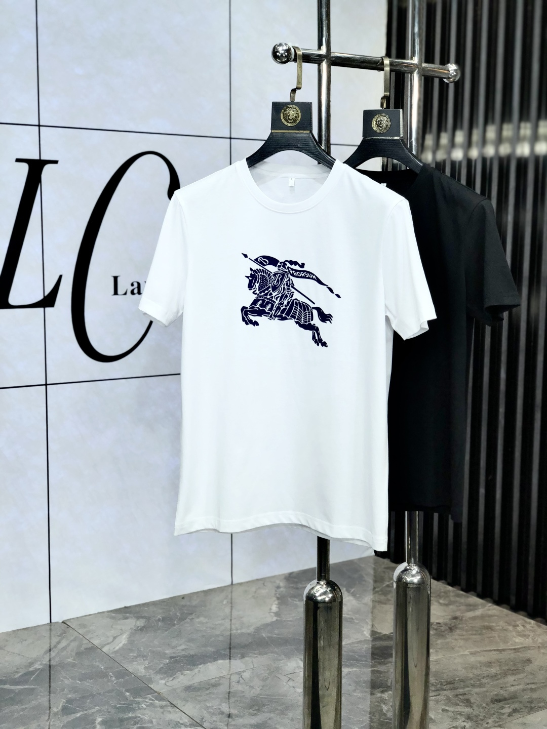 NO:452776,.Burberry. Wear 220 catties. 2025 spring and summer new product fashionable round neck short sleeve high-end custom versatile style!  More practical, anyone can easily control it. It is made of double mercerized fabric, luxurious and classic brand logo design, 1f is very high-end and must-have if you understand the goods!  The style and tailoring are slim styles, which are very exquisite, showing aura and highlighting the exquisiteness of business men. This is the unique feature, the right slim fit, and the upper body effect is very good!  Size M-6XL m wear 175/120 catties., burberry, T-shirt, alexander wang19860909.巴宝莉.穿220斤.2025春夏新品时尚圆领短袖高级定制百搭款式！更有实用感 任何人都可以轻松驾驭 采用双丝光面料制作,奢华经典品牌logo设计,1f非常显档次懂货的必须入！版型剪裁属于修身款 非常精致,显气场,又会凸显商务男士的精致,这就是独到之处,恰到好处的修身,上身效果非常赞！ 尺码M-6XL m穿175/120斤.,,burberry,T-shirt,alexander wang,Men's clothing