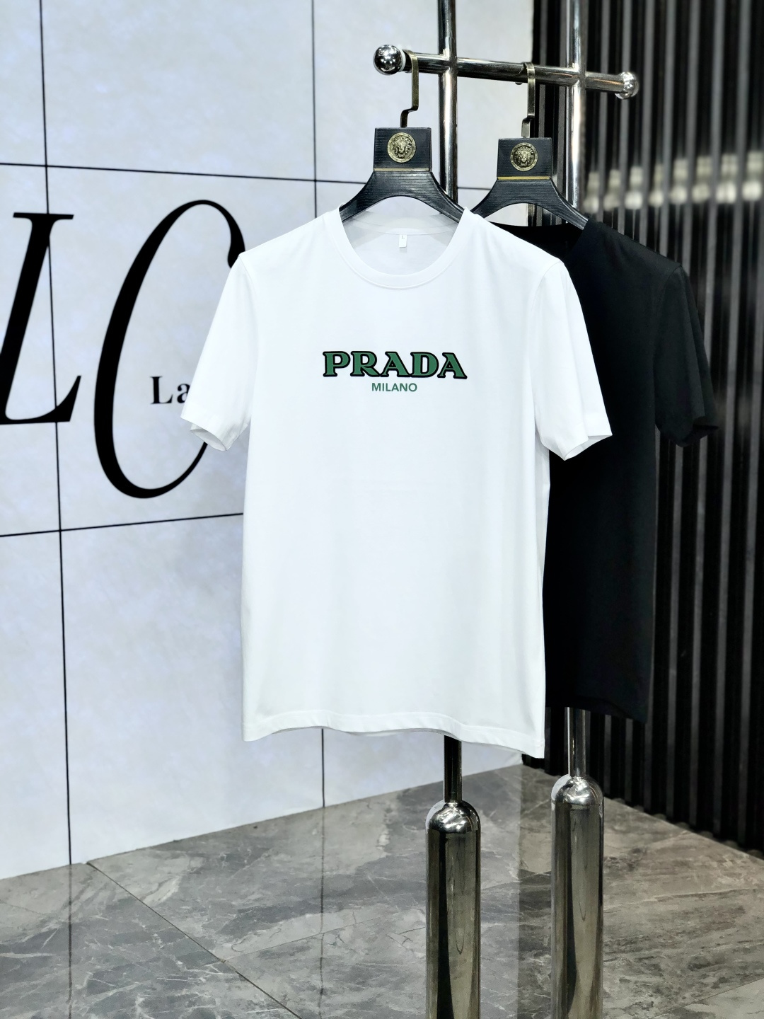 NO:452782,.Prada. Wear 220 catties. 2025 spring and summer new product fashionable round neck short sleeve high-end custom versatile style!  More practical, anyone can easily control it. It is made of double mercerized fabric, luxurious and classic brand logo design, 1f is very high-end and must-have if you understand the goods!  The style and tailoring are slim styles, which are very exquisite, showing aura and highlighting the exquisiteness of business men. This is the unique feature, the right slim fit, and the upper body effect is very good!  Size M-6XL m wear 175/120 catties.,,prada,T-shirt,alexander wang19860909.普拉达.穿220斤.2025春夏新品时尚圆领短袖高级定制百搭款式！更有实用感 任何人都可以轻松驾驭 采用双丝光面料制作,奢华经典品牌logo设计,1f非常显档次懂货的必须入！版型剪裁属于修身款 非常精致,显气场,又会凸显商务男士的精致,这就是独到之处,恰到好处的修身,上身效果非常赞！ 尺码M-6XL m穿175/120斤.,,prada,T-shirt,alexander wang,Men's clothing