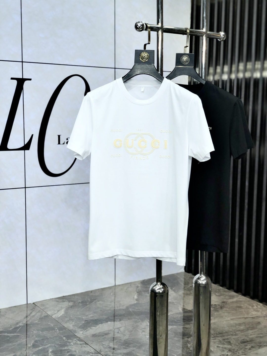 NO:452788,.Gucci. Wear 220 catties. 2025 spring and summer new product fashionable round neck short sleeve high-end custom versatile style!  More practical, anyone can easily control it. It is made of double mercerized fabric, luxurious and classic brand logo design, 1f is very high-end and must-have if you understand the goods!  The style and tailoring are slim styles, which are very exquisite, showing aura and highlighting the exquisiteness of business men. This is the unique feature, the right slim fit, and the upper body effect is very good!  Size M-6XL m wear 175/120 catties., gucci, T-shirt, alexander wang19860909.Gucci.穿220斤.2025春夏新品时尚圆领短袖高级定制百搭款式！更有实用感 任何人都可以轻松驾驭 采用双丝光面料制作,奢华经典品牌logo设计,1f非常显档次懂货的必须入！版型剪裁属于修身款 非常精致,显气场,又会凸显商务男士的精致,这就是独到之处,恰到好处的修身,上身效果非常赞！ 尺码M-6XL m穿175/120斤.,,gucci,T-shirt,alexander wang,Men's clothing