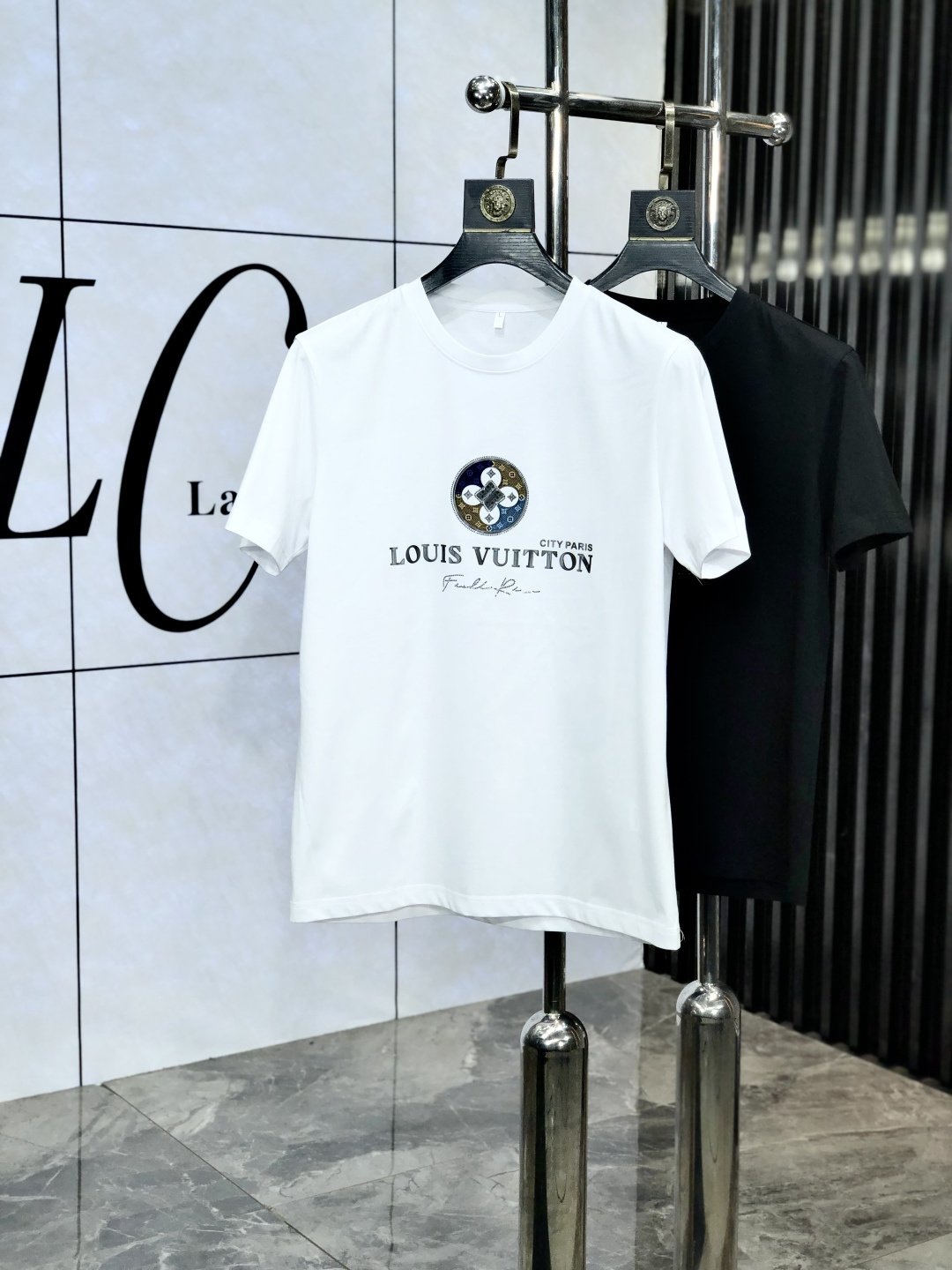 NO:452794,.LV. Wear 220 catties. 2025 spring and summer new product fashionable round neck short sleeve high-end custom versatile style!  More practical, anyone can easily control it. It is made of double mercerized fabric, luxurious and classic brand logo design, 1f is very high-end and must-have if you understand the goods!  The style and tailoring are slim styles, which are very exquisite, showing aura and highlighting the exquisiteness of business men. This is the unique feature, the right slim fit, and the upper body effect is very good!  Size M-6XL m wear 175/120 catties., louis vuitton, T-shirt, alexander wang19860909.LV.穿220斤.2025春夏新品时尚圆领短袖高级定制百搭款式！更有实用感 任何人都可以轻松驾驭 采用双丝光面料制作,奢华经典品牌logo设计,1f非常显档次懂货的必须入！版型剪裁属于修身款 非常精致,显气场,又会凸显商务男士的精致,这就是独到之处,恰到好处的修身,上身效果非常赞！ 尺码M-6XL m穿175/120斤.,,louis vuitton,T-shirt,alexander wang,Men's clothing