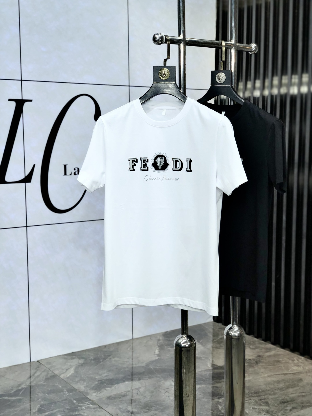 NO:452797,.Fendi. Wear 220 catties. 2025 spring and summer new product fashionable round neck short sleeve high-end custom versatile style!  More practical, anyone can easily control it. It is made of double mercerized fabric, luxurious and classic brand logo design, 1f is very high-end and must-have if you understand the goods!  The style and tailoring are slim styles, which are very exquisite, showing aura and highlighting the exquisiteness of business men. This is the unique feature, the right slim fit, and the upper body effect is very good!  Size M-6XL m wear 175/120 catties.,fendi,T-shirt,alexander wang19860909.芬迪.穿220斤.2025春夏新品时尚圆领短袖高级定制百搭款式！更有实用感 任何人都可以轻松驾驭 采用双丝光面料制作,奢华经典品牌logo设计,1f非常显档次懂货的必须入！版型剪裁属于修身款 非常精致,显气场,又会凸显商务男士的精致,这就是独到之处,恰到好处的修身,上身效果非常赞！ 尺码M-6XL m穿175/120斤.,,fendi,T-shirt,alexander wang,Men's clothing