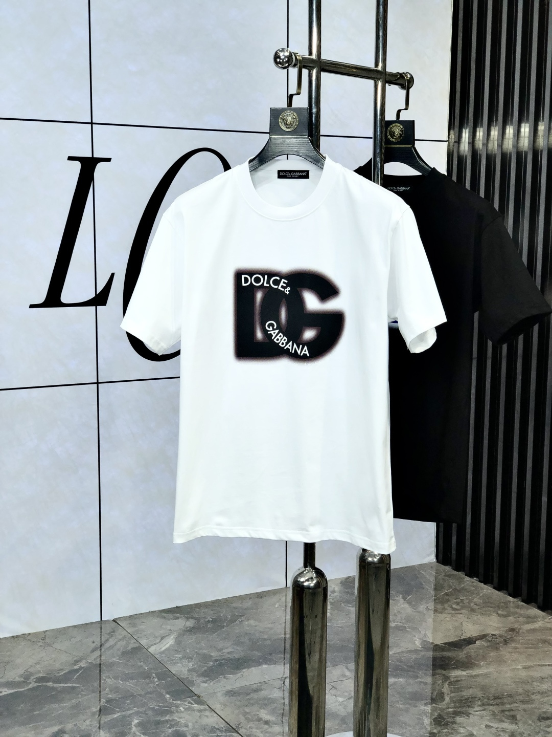 NO:133959,.D&G. Top products 2025 spring and summer new style first launch counter latest short-sleeved round neck T-shirt, high-end customization, avant-garde and fashionable design!  Brand logo heavy craft design, high-end customized 260g fabric, soft feel, comfortable to wear, D counter-level exquisite car line, fine workmanship, invincible and handsome upper body effect!  A must-have item for handsome men!  Count s-xxL.s wear 175/130, Dolce & Gabbana, T-shirt, tees, t-shirt, alexander wang19860909.D&G.顶级货品2025春夏新款首发专柜最新款短袖圆领T恤 高端订制 设计前卫时尚！品牌logo重工艺设计 高端定制260克面料.手感柔软.穿着舒适.D专柜级别精致车线.做工精细.上身效果无敌帅气！型男必备单品！码数s-xxL.s穿175/130,,Dolce&Gabbana,T-shirt,tees，t-shirt,alexander wang,Men's clothing