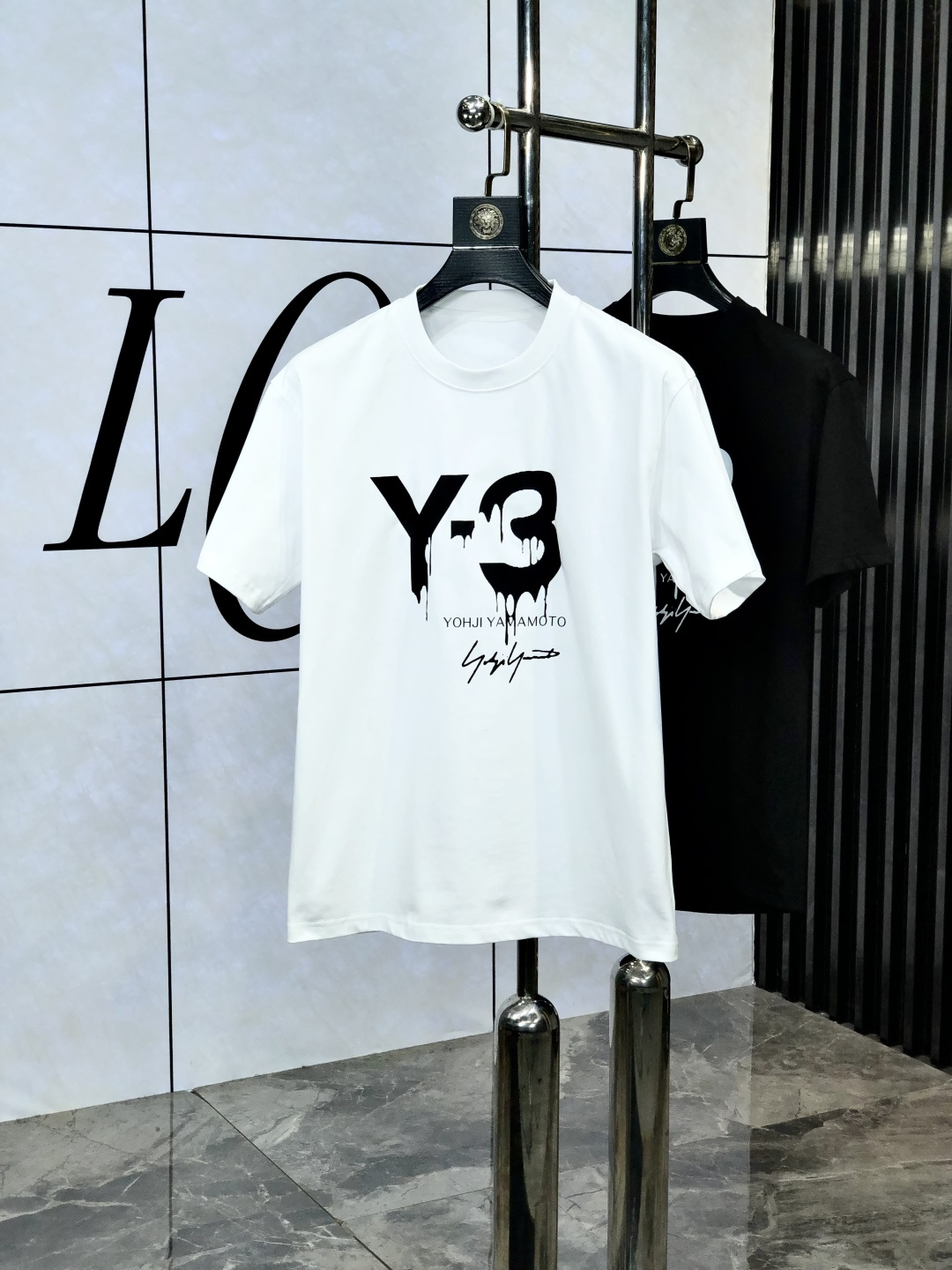 NO:133958,.Y3. Top products 2025 spring and summer new first-time counter latest short-sleeved round-neck T-shirt, high-end customization, avant-garde and fashionable design!  Brand logo heavy craft design, high-end customized 260g fabric, soft feel, comfortable to wear, D counter-level exquisite car line, fine workmanship, invincible and handsome upper body effect!  A must-have item for handsome men!  Count s-xxL.s wear 175/130, T-shirt,tees,t-shirt,alexander wang19860909.Y3.顶级货品2025春夏新款首发专柜最新款短袖圆领T恤 高端订制 设计前卫时尚！品牌logo重工艺设计 高端定制260克面料.手感柔软.穿着舒适.D专柜级别精致车线.做工精细.上身效果无敌帅气！型男必备单品！码数s-xxL.s穿175/130,,T-shirt,tees，t-shirt,alexander wang,Men's clothing