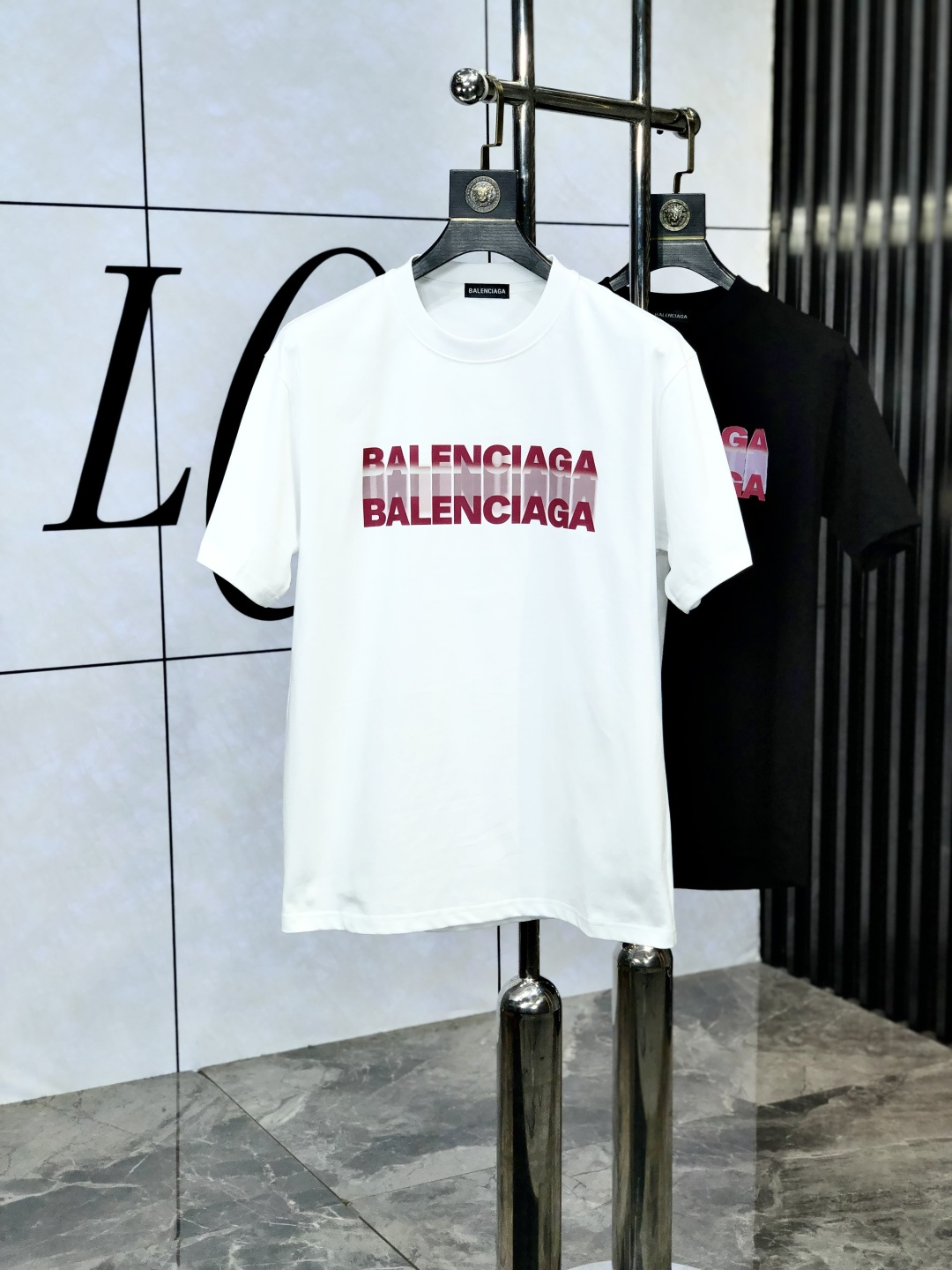 NO:133961,.Balenicaga. Top products 2025 spring and summer new first-time counter latest short-sleeved round-neck T-shirt, high-end customization, avant-garde and fashionable design!  Brand logo heavy craft design, high-end customized 260g fabric, soft feel, comfortable to wear, D counter-level exquisite car line, fine workmanship, invincible and handsome upper body effect!  A must-have item for handsome men!  Count s-xxL.s wear 175/130, balenciaga, T-shirt,tees, t-shirt,alexander wang19860909.巴黎世家.顶级货品2025春夏新款首发专柜最新款短袖圆领T恤 高端订制 设计前卫时尚！品牌logo重工艺设计 高端定制260克面料.手感柔软.穿着舒适.D专柜级别精致车线.做工精细.上身效果无敌帅气！型男必备单品！码数s-xxL.s穿175/130,,balenciaga,T-shirt,tees，t-shirt,alexander wang,Men's clothing