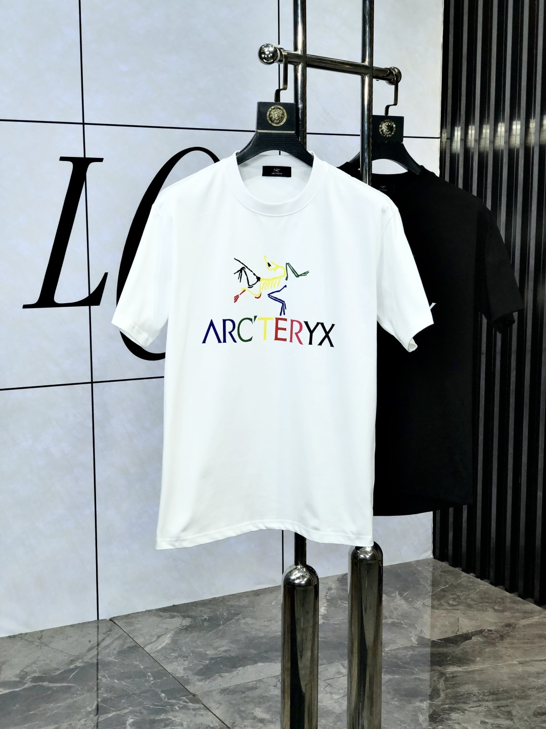 NO:133963,.Archaeau Bird. Top-level products 2025 spring and summer new first-time counter latest short-sleeved round-neck T-shirt, high-end customization, avant-garde and fashionable design!  Brand logo heavy craft design, high-end customized 260g fabric, soft feel, comfortable to wear, D counter-level exquisite car line, fine workmanship, invincible and handsome upper body effect!  A must-have item for handsome men!  Count s-xxL.s wear 175/130,arc'teryx,T-shirt,tees,t-shirt,alexander wang19860909.始祖鸟.顶级货品2025春夏新款首发专柜最新款短袖圆领T恤 高端订制 设计前卫时尚！品牌logo重工艺设计 高端定制260克面料.手感柔软.穿着舒适.D专柜级别精致车线.做工精细.上身效果无敌帅气！型男必备单品！码数s-xxL.s穿175/130,arc'teryx,T-shirt,tees，t-shirt,alexander wang,Men's clothing