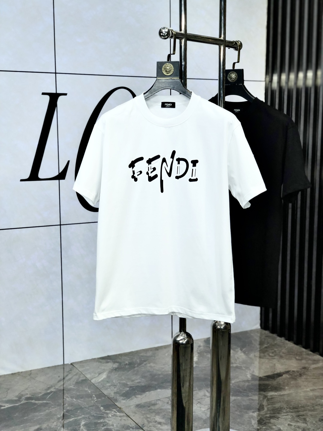 NO:133965,.Fendi. Top products 2025 spring and summer new first-time counter latest short-sleeved round-neck T-shirt, high-end customization, avant-garde and fashionable design!  Brand logo heavy craft design, high-end customized 260g fabric, soft feel, comfortable to wear, D counter-level exquisite car line, fine workmanship, invincible and handsome upper body effect!  A must-have item for handsome men!  Count s-xxL.s wear 175/130, fendi, T-shirt,tees, t-shirt,alexander wang19860909.芬迪.顶级货品2025春夏新款首发专柜最新款短袖圆领T恤 高端订制 设计前卫时尚！品牌logo重工艺设计 高端定制260克面料.手感柔软.穿着舒适.D专柜级别精致车线.做工精细.上身效果无敌帅气！型男必备单品！码数s-xxL.s穿175/130,,fendi,T-shirt,tees，t-shirt,alexander wang,Men's clothing